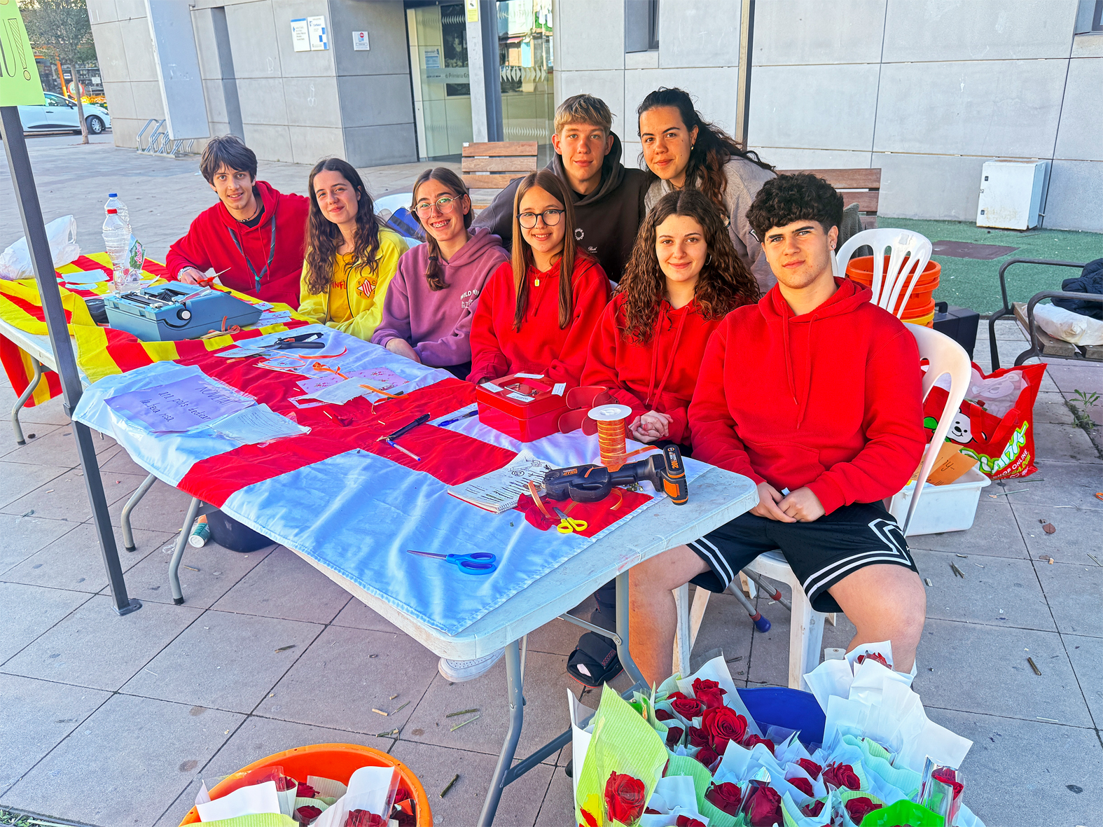 Parada de roses de lâ€™Agrupament Escolta i Guia Joan Ros, a la plaÃ§a de la Serradora, dins de la diada de Sant Jordi a SÃºria.