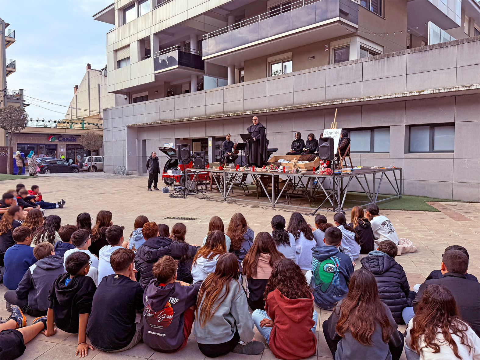 RepresentaciÃ³ per al foment de la lectura, adreÃ§ada a alumnes dels centres educatius de SÃºria, dins del programa dâ€™actes de Sant Jordi, a la plaÃ§a de la Serradora.