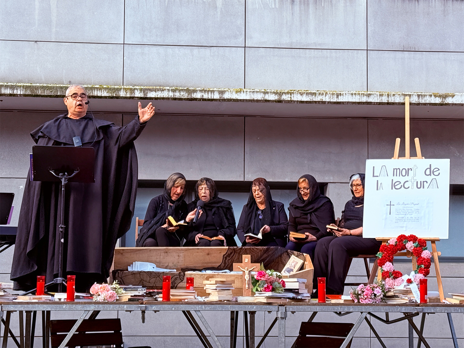RepresentaciÃ³ per al foment de la lectura, adreÃ§ada a alumnes dels centres educatius de SÃºria, dins del programa dâ€™actes de Sant Jordi, a la plaÃ§a de la Serradora.