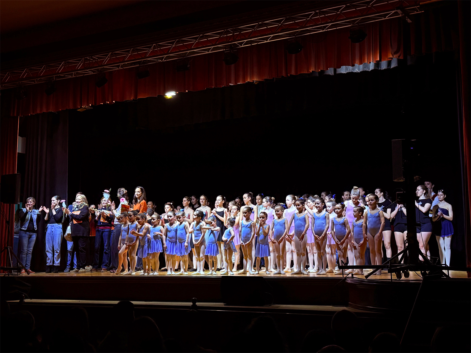 SalutaciÃ³ final de la 28a Mostra de Dansa de SÃºria, dins del programa dâ€™actes de Sant Jordi, a la sala dâ€™actes de la ResidÃ¨ncia Bell RepÃ²s.