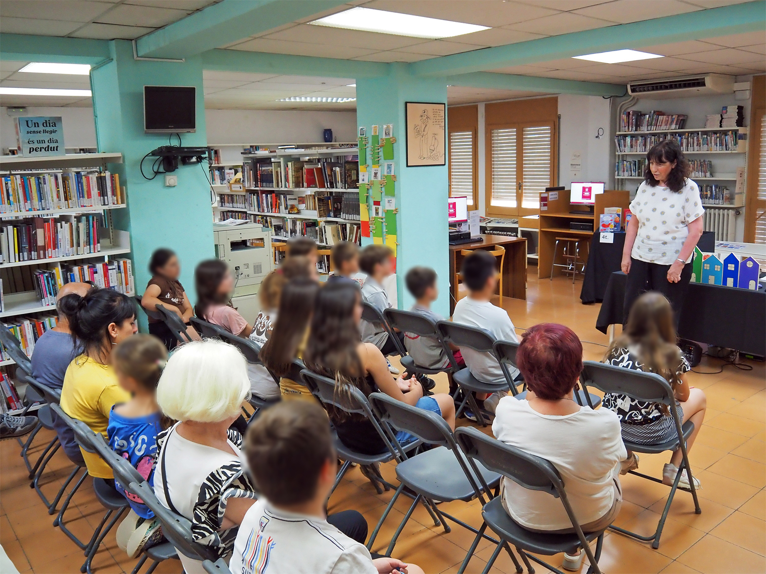 La bibliotecària Maria Àngels Alsina parla durant la festa de cloenda dels Premis Atrapallibres, a la Biblioteca Pública.