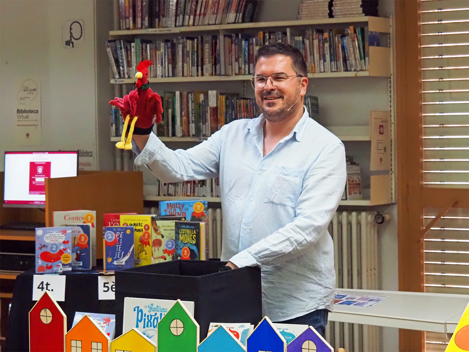 Espectacle del poeta, escriptor i recitador Andreu Galan durant la festa de cloenda dels Premis Atrapallibres, a la Biblioteca Pública.
