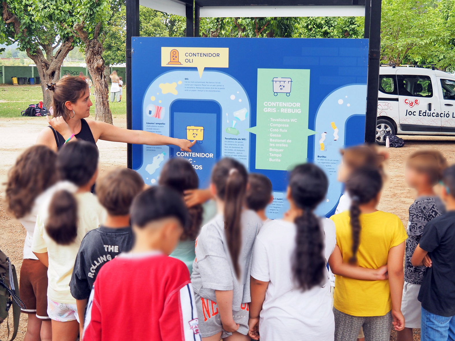 Visita a l'exposició 'Operació Aigua' durant la festa de cloenda del programa Escoles Verdes, al Parc Municipal Macary i Viader.