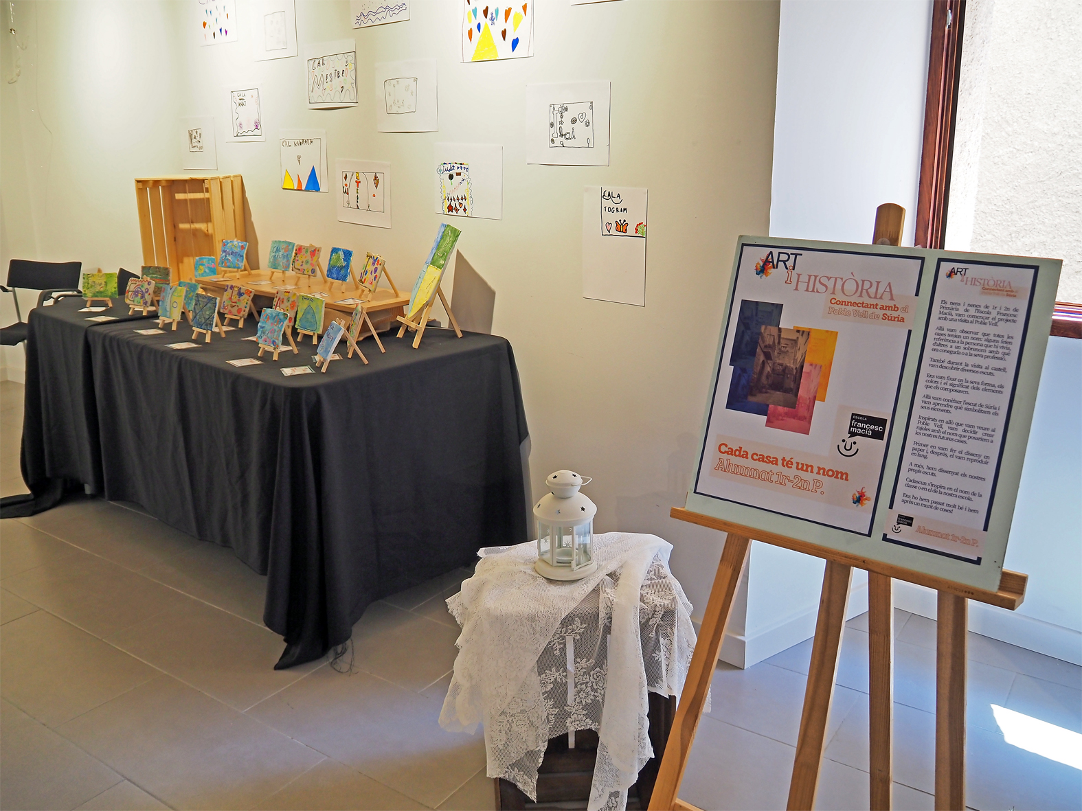 Imatge de l'exposició 'Art i Història: Connectant amb el Poble Vell de Súria' a l'edifici del Casinet.