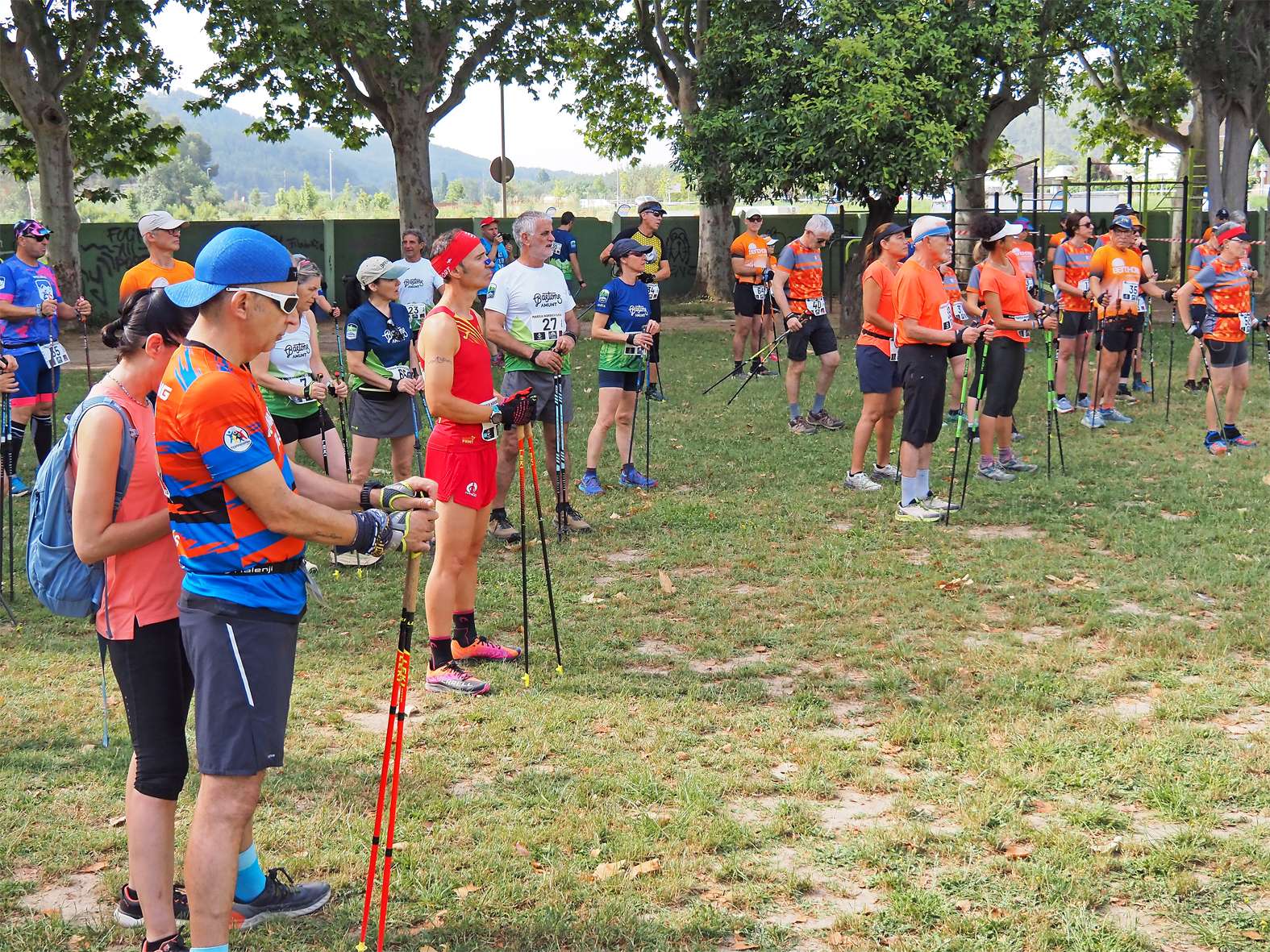 Escalfament i preparatius abans de la sortida de la Cursa de Marxa Nòrdica Vila de Súria al Parc Municipal Macary i Viader.