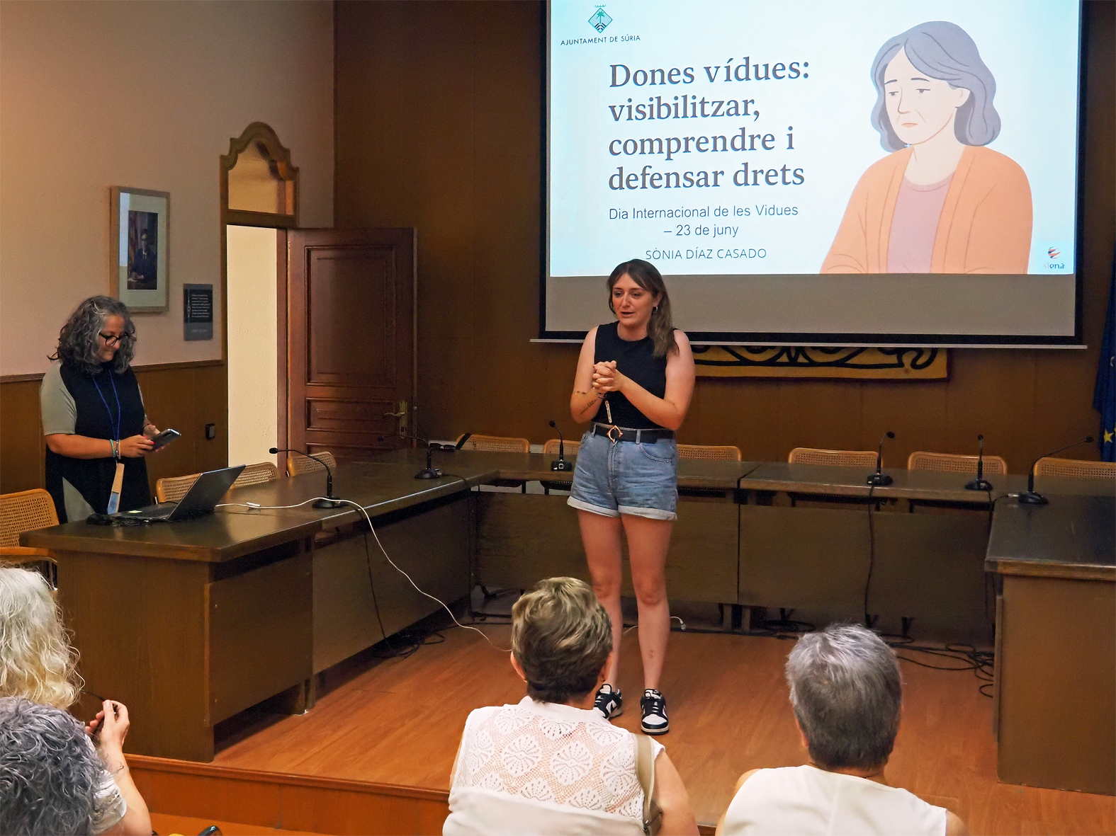 La regidora d'Igualtat, Montserrat Albacete, parla durant l'acte commemoratiu del Dia Internacional de les Vídues, al saló de sessions de la Casa de la Vila.