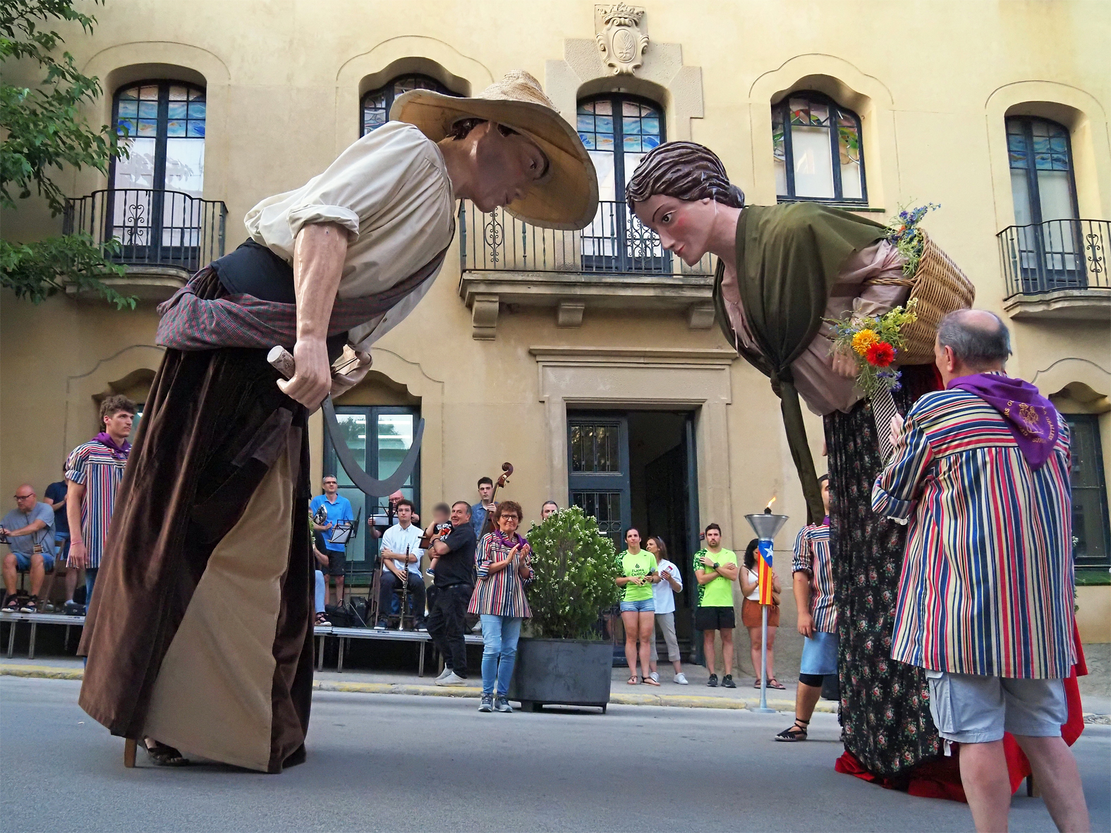 Súria celebra la Nit de Sant Joan amb la foguera, actuacions i la Flama del Canigó, portada per més de seixanta esportistes locals