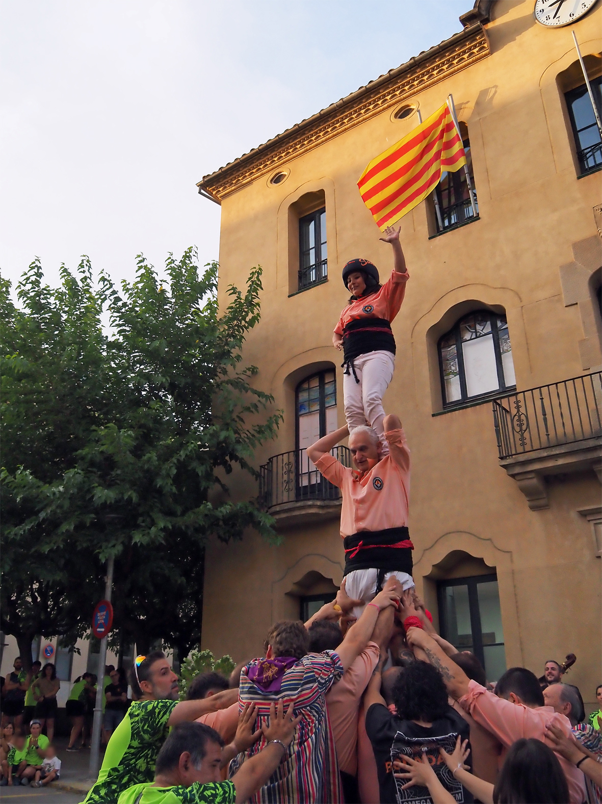 Pilar de la Colla Castellera Salats durant la celebració de la Nit de Sant Joan a Súria.