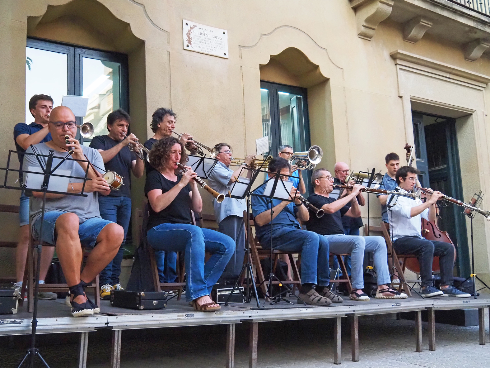 Interpretació de músics de la vila durant la celebració de la Nit de Sant Joan a Súria.