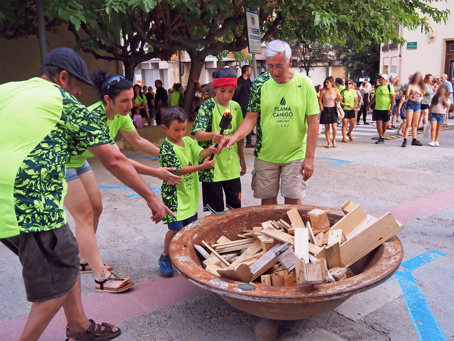 Encesa de la foguera durant la celebració de la Nit de Sant Joan a Súria, a l'entorn de la Casa de la Vila.