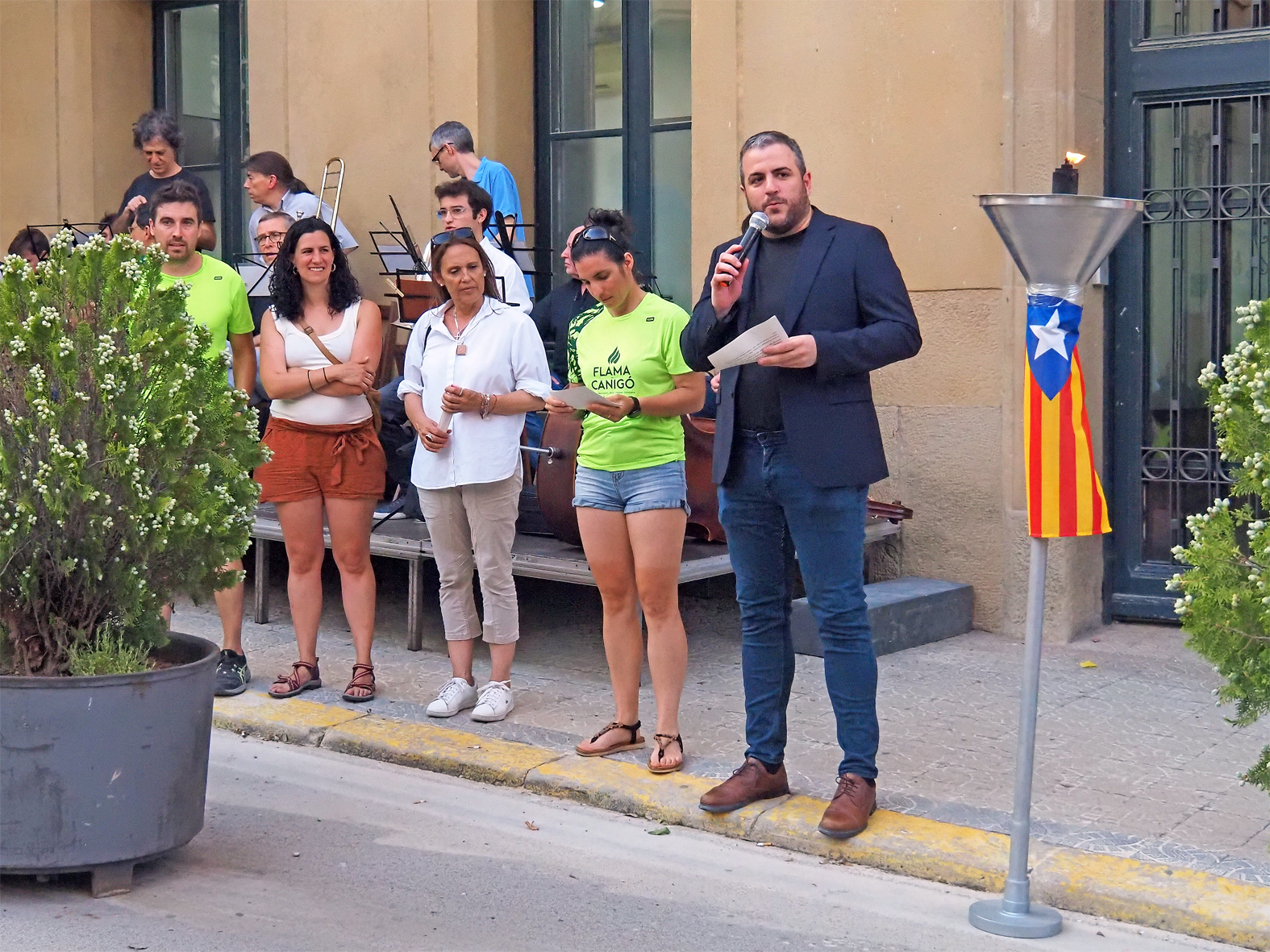L'alcalde Albert Coberó llegeix el manifest de la Flama del Canigó durant la celebració de la Nit de Sant Joan a Súria.