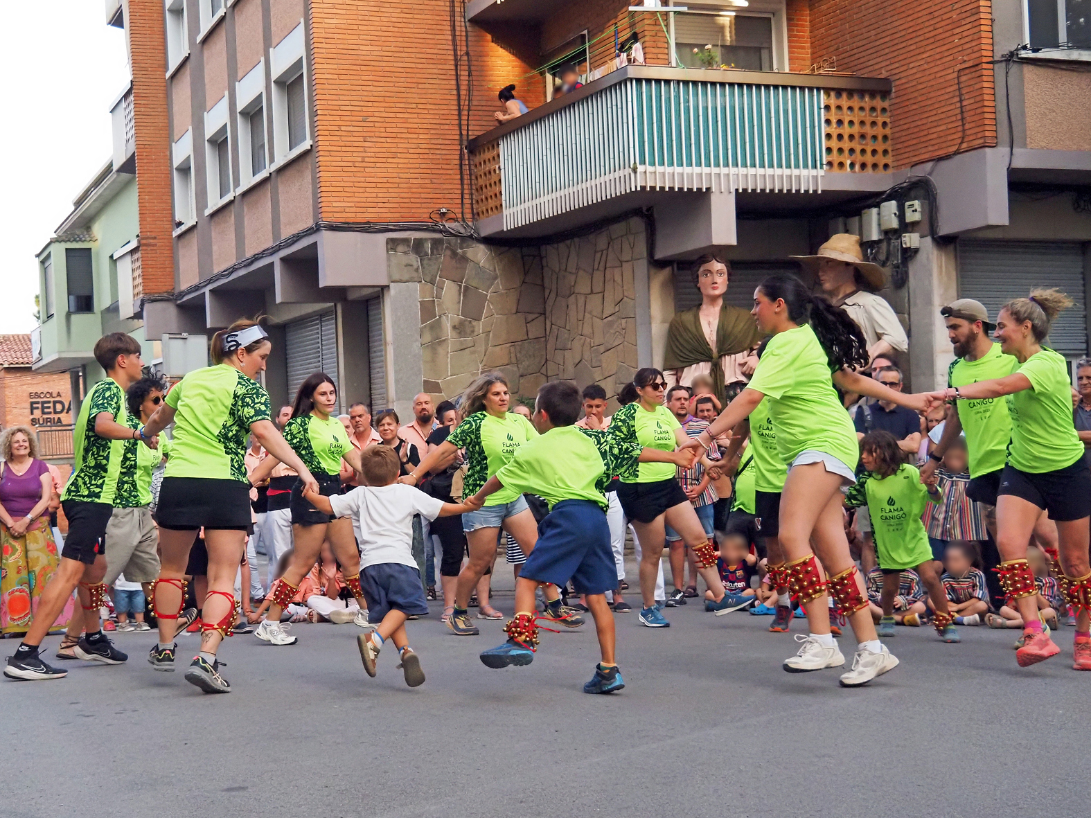 Ball de Cascavells del Tro Gros durant la celebració de la Nit de Sant Joan a Súria.