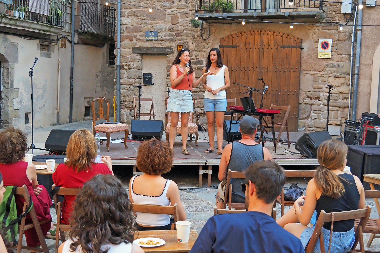 Presentació dels darrers espectacles de la 8a edició del Festival Art en Cicle, a la plaça Major del Poble Vell.