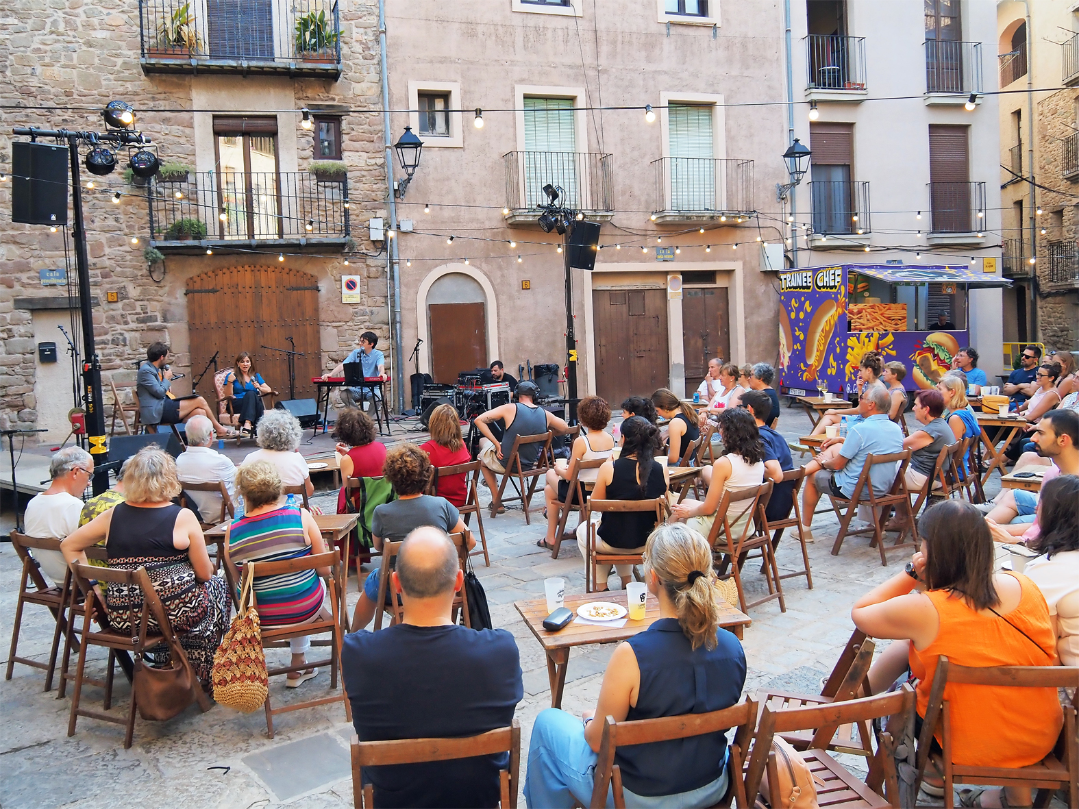 Emissió del pòdcast 'Llegir' a la plaça Major del Poble Vell amb la periodista Núria Bacardit com a autora convidada, dins de la programació de la 8a edició del Festival Art en Cicle.