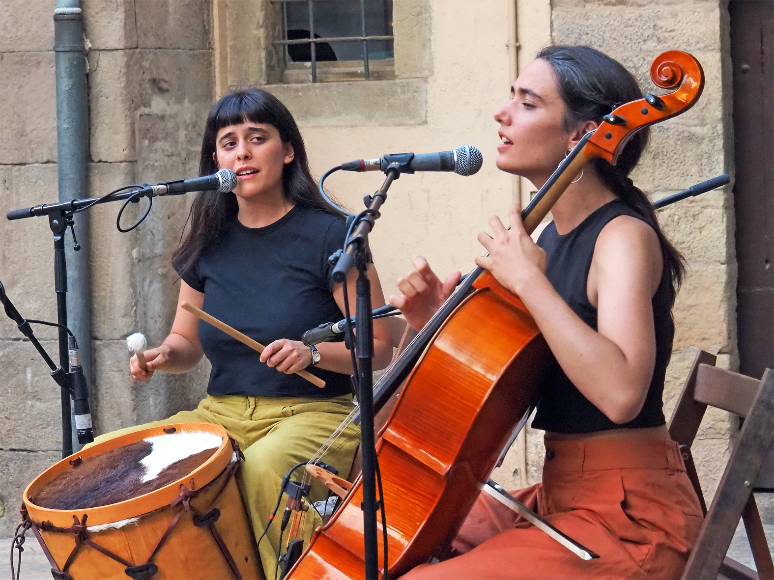 Concert del duet Alosa a la plaça Major del Poble Vell, dins de la programació de la 8a edició del Festival Art en Cicle.