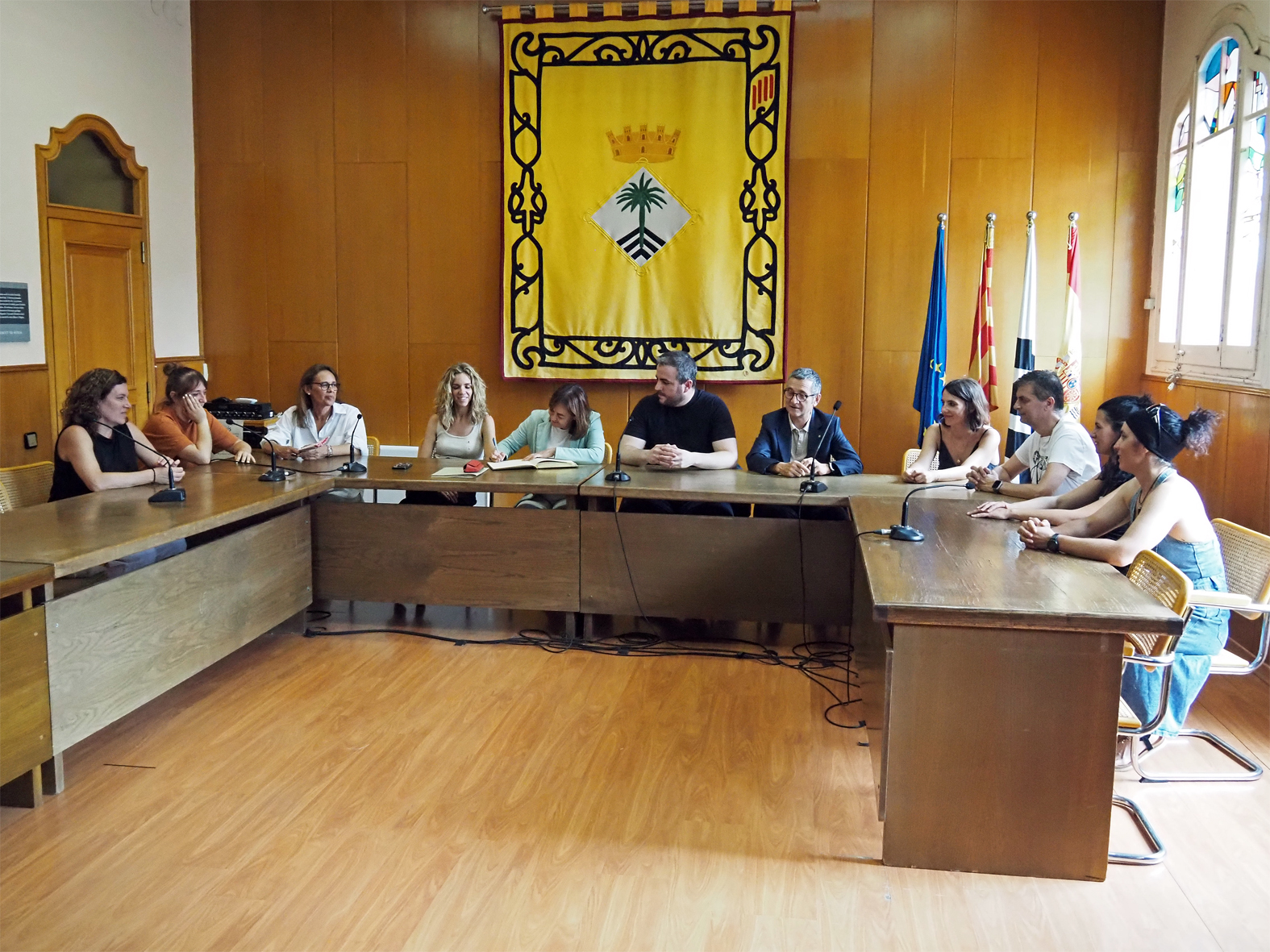 La consellera de Territori, Sílvia Paneque, signa en el Llibre d'Honor durant la recepció al saló de sessions de la Casa de la Vila.