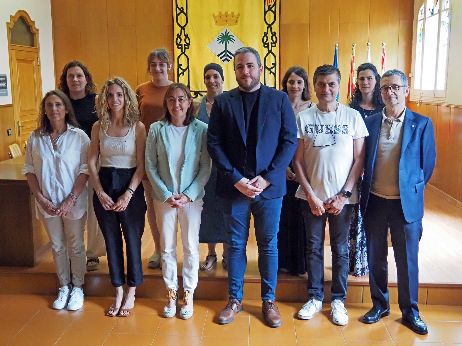 La consellera de Territori, Sílvia Paneque, i l'alcalde Albert Coberó, amb altres membres de la Corporació Municipal i responsables institucionals, durant la recepció al saló de sessions de la Casa de la Vila.