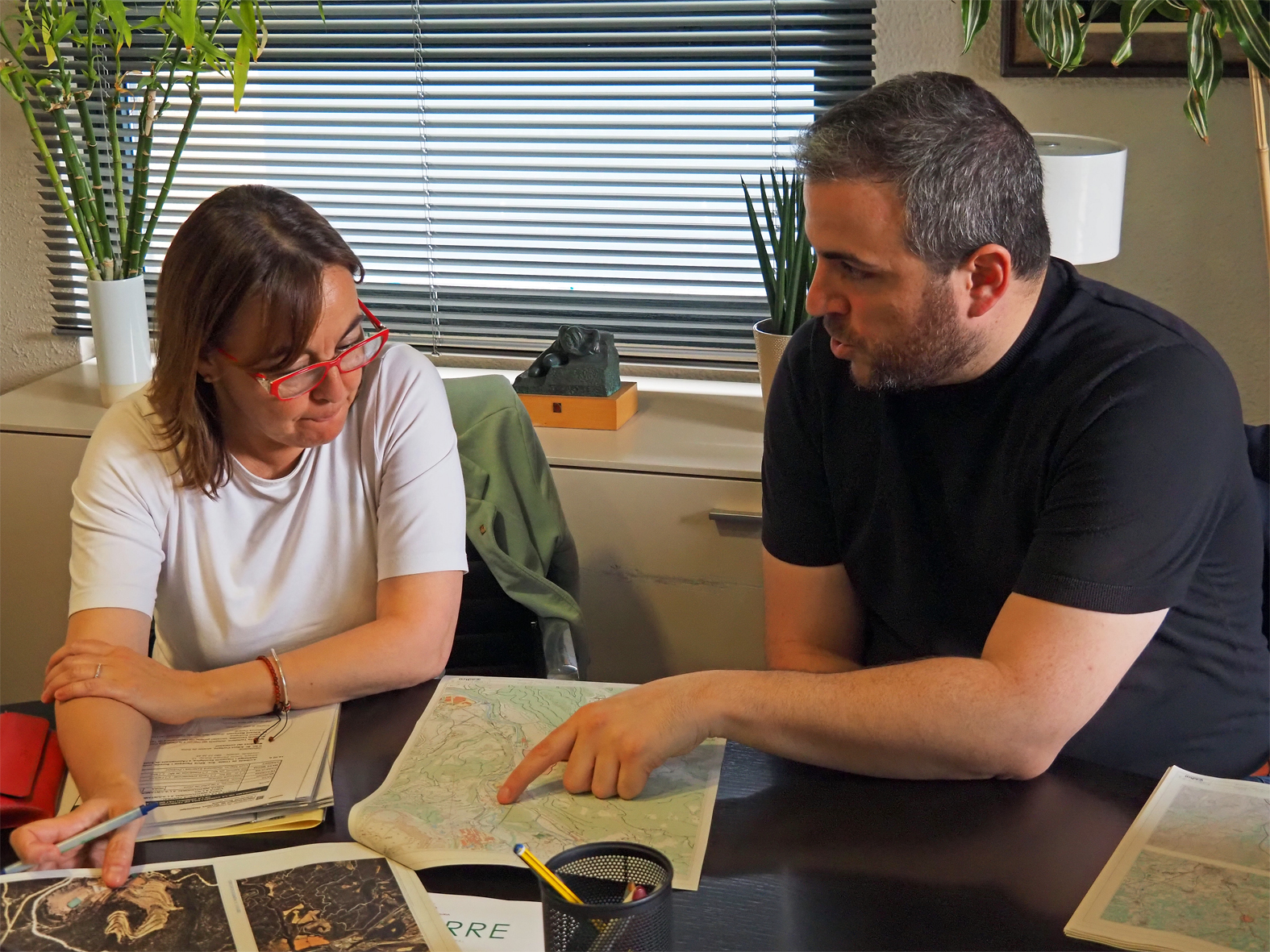 Reunió de la consellera de Territori, Sílvia Paneque, i l'alcalde Albert Coberó a la Casa de la Vila.