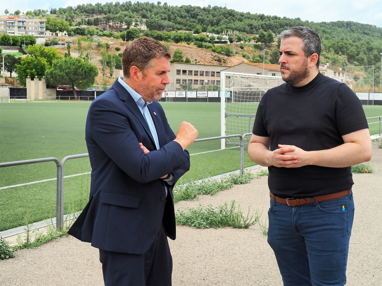 El diputat d'Esports de la Diputació de Barcelona, Jesús Naharro, i l'alcalde Albert Coberó al Camp Municipal de Futbol.