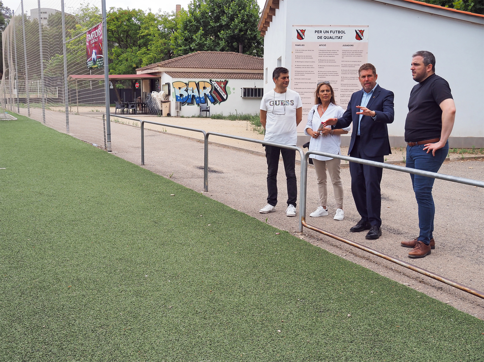El diputat d'Esports de la Diputació de Barcelona, Jesús Naharro, amb l'alcalde Albert Coberó, la primera tinent d'Alcaldia, Olga Tena, i el segon tinent d'Alcaldia, Miquel Àngel Montañá, al Camp Municipal de Futbol.