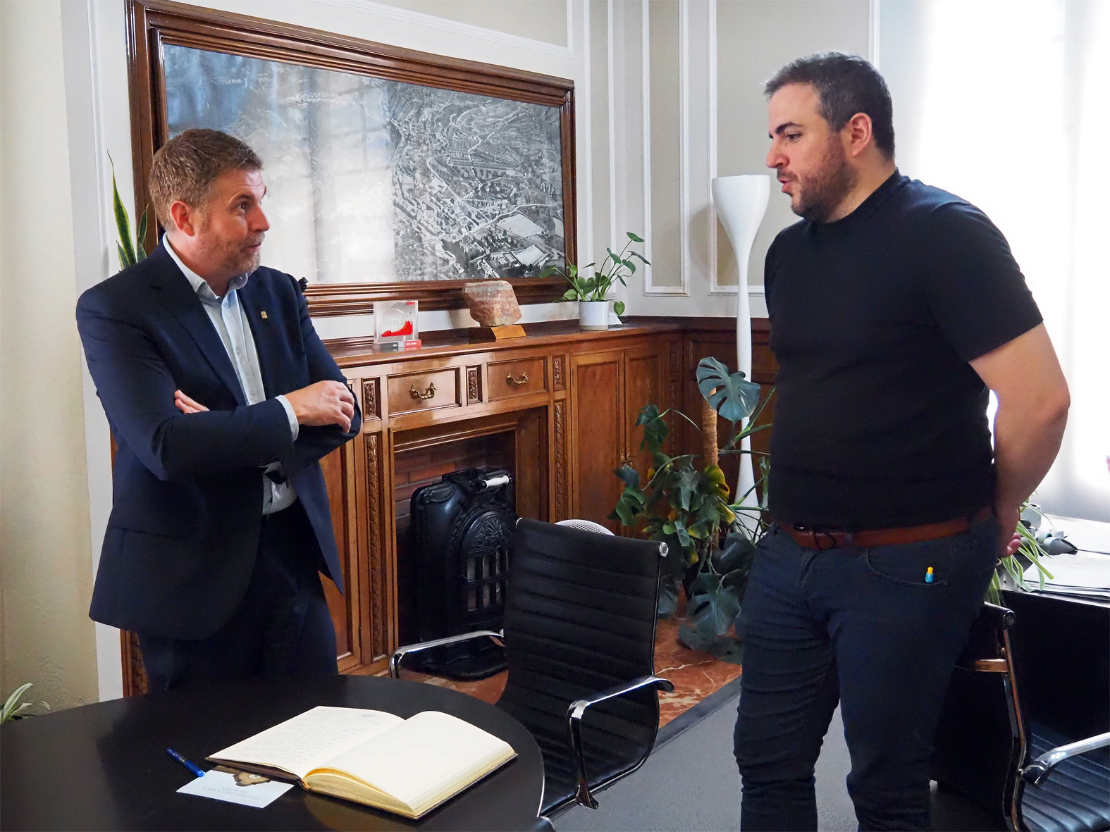 Reunió del diputat d'Esports de la Diputació de Barcelona, Jesús Naharro, i l'alcalde Albert Coberó a la Casa de la Vila.
