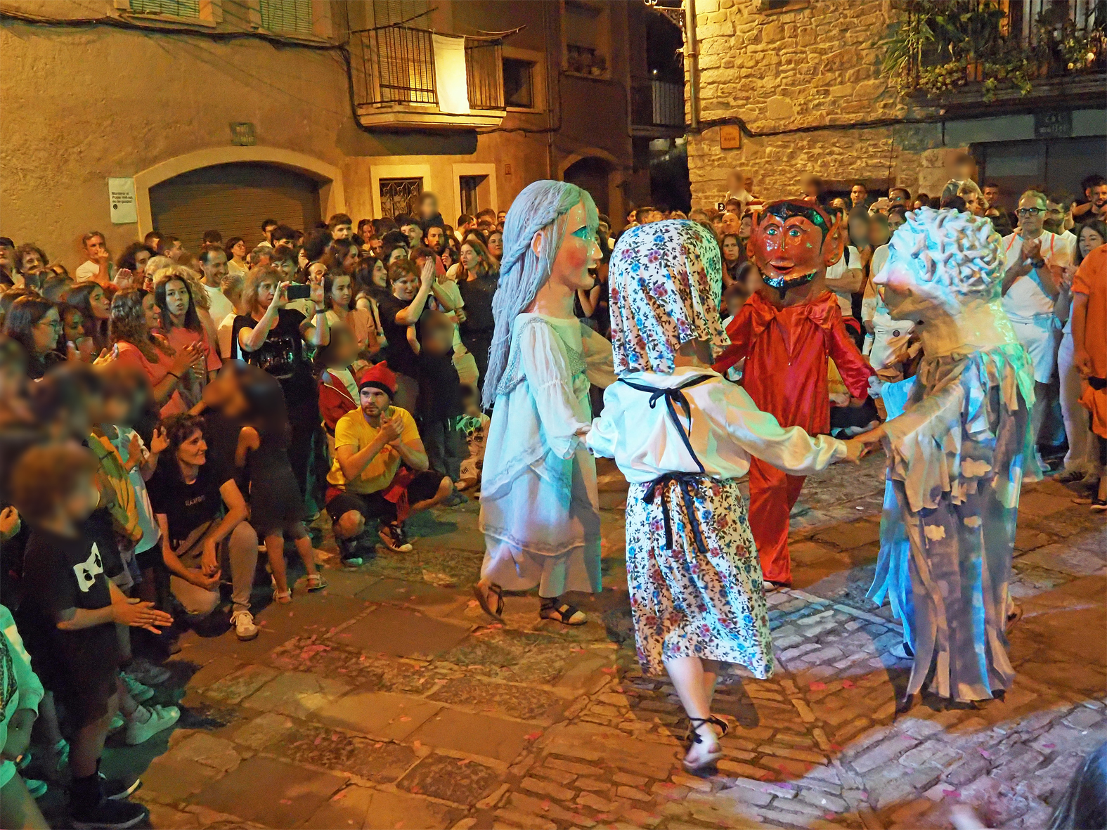 Ball dels Capgrossos de la Nit de Sant Joan durant la Trapellada, dins de la Festa Major de Súria 2025.