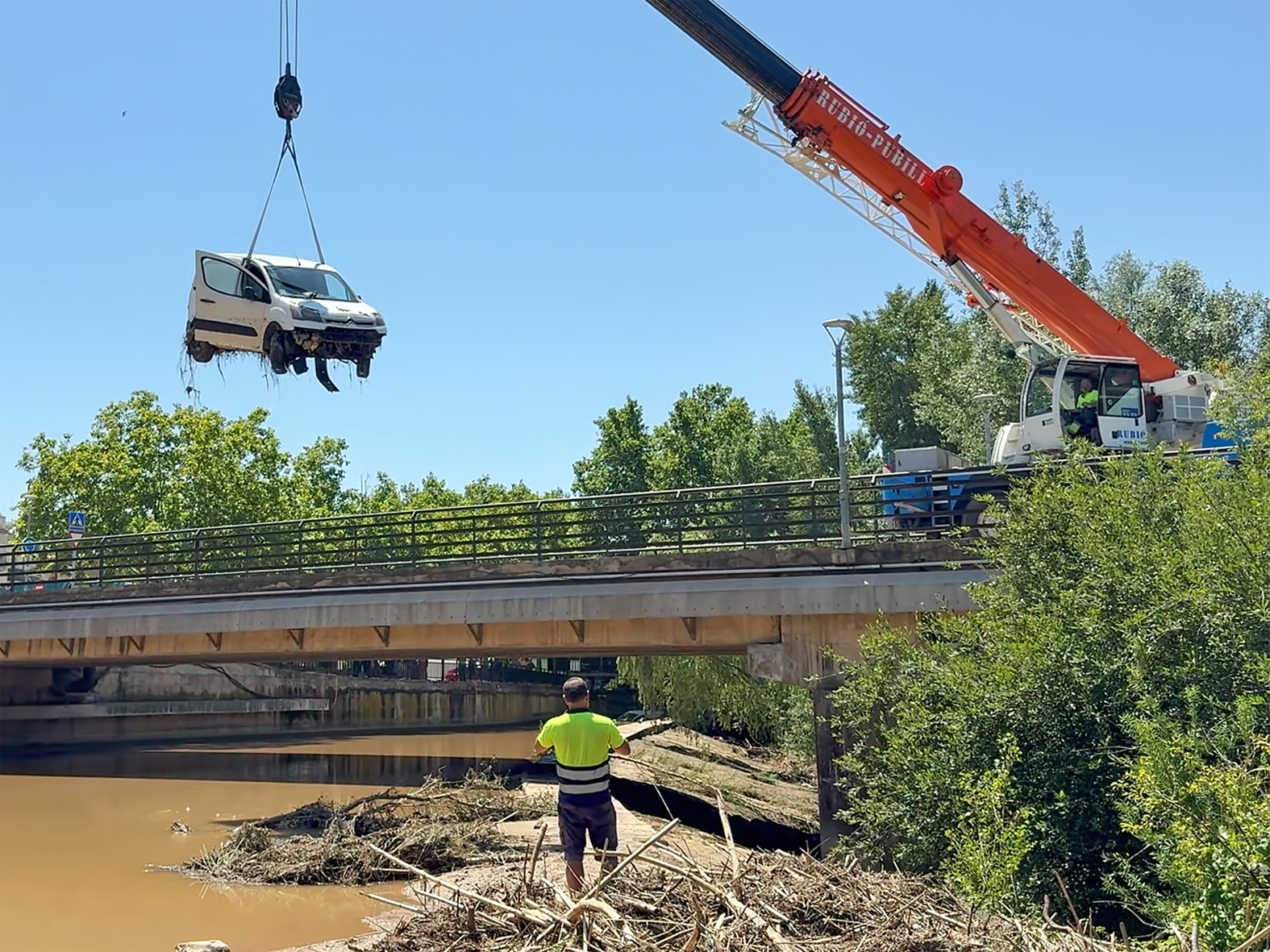 Retirada de la furgoneta arrossegada pel riu Cardener, a tocar del pont de Salipota.
