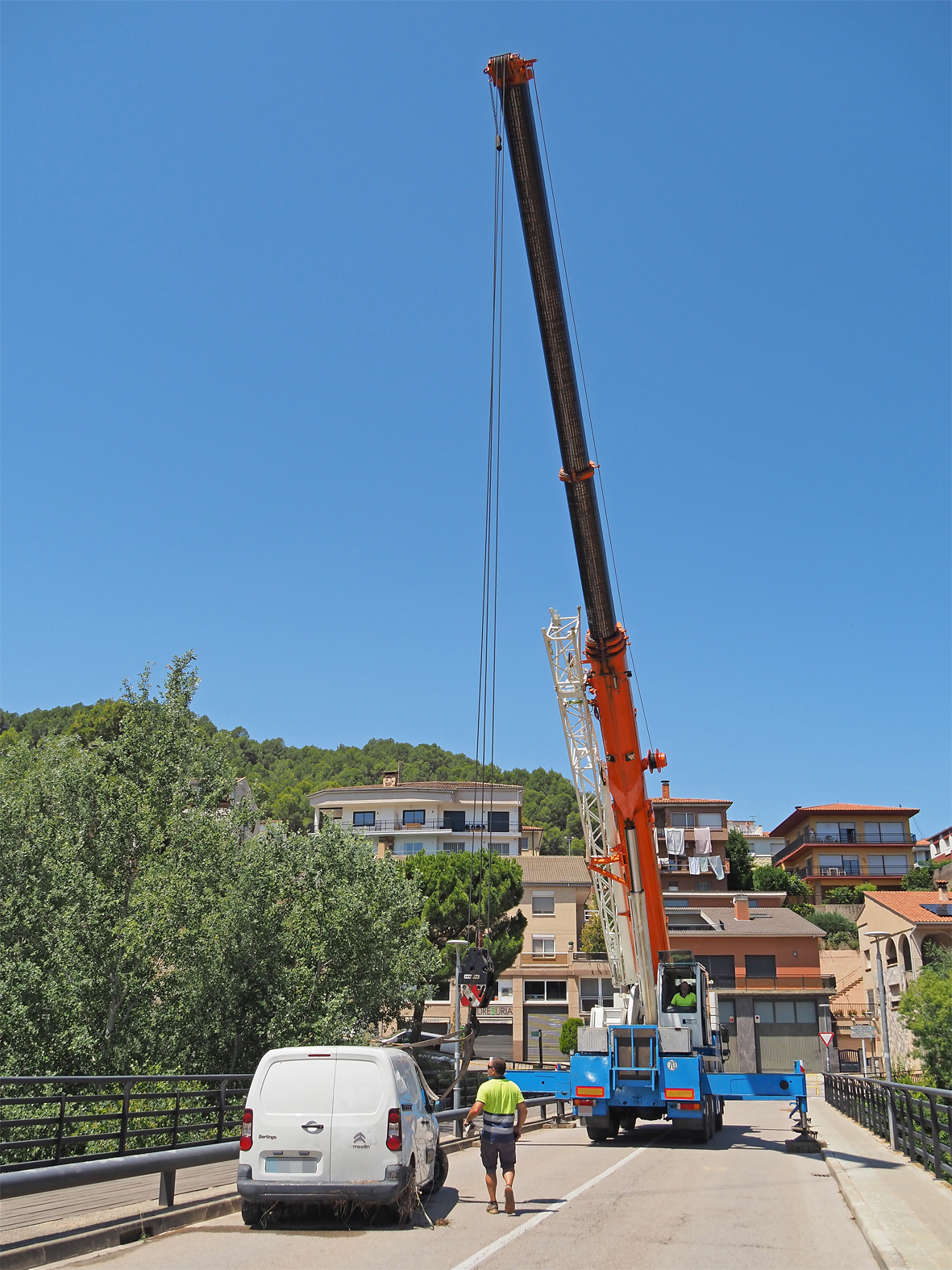 La furgoneta retirada del riu Cardener, al costat de la grua, al pont de Salipota.