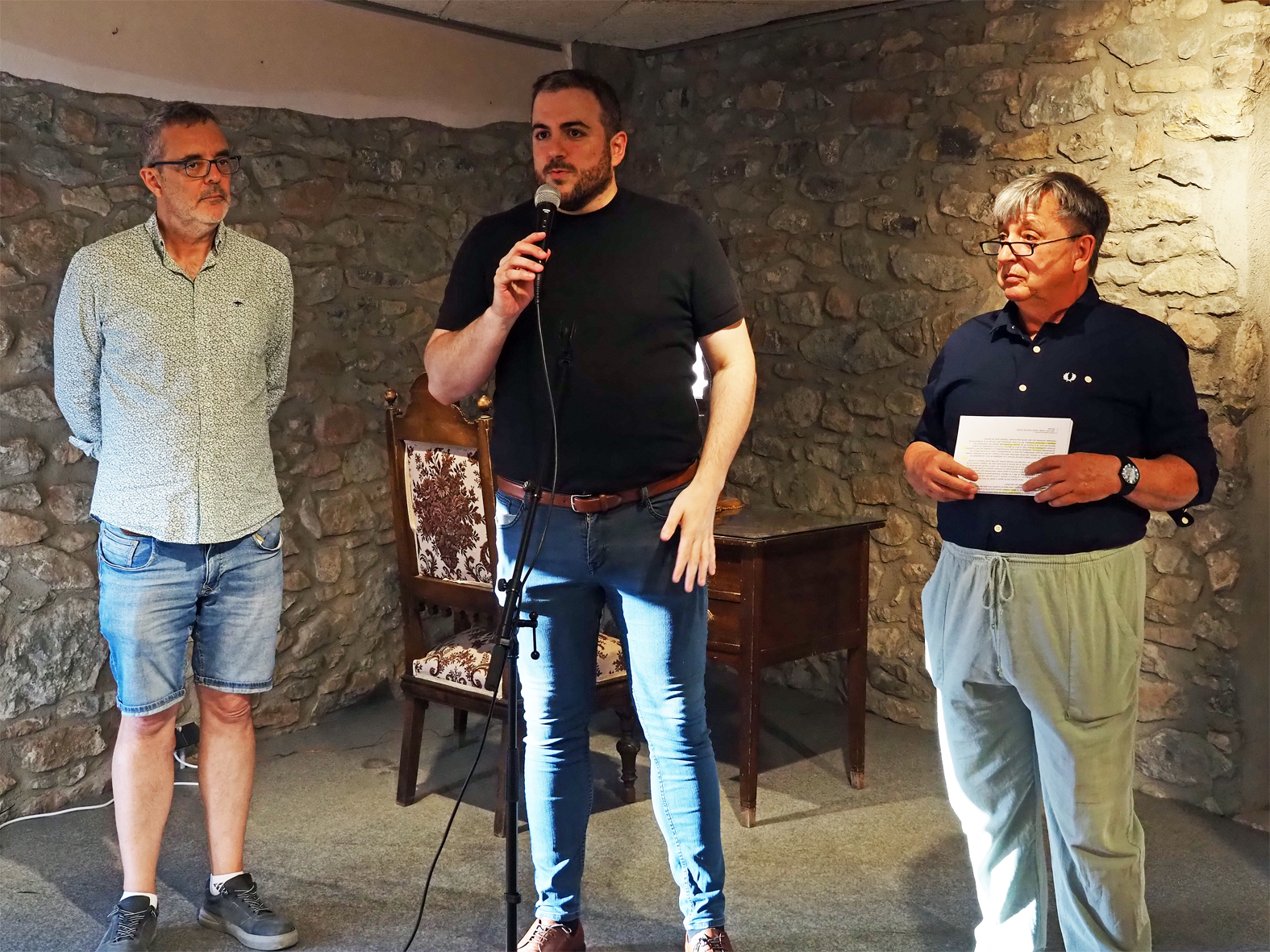 Lâ€™alcalde Albert CoberÃ³ parla durant la inauguraciÃ³ de lâ€™exposiciÃ³ 'Primera RepÃºblica, 150 anys desprÃ©sâ€™ a la sala Cal Balaguer del Porxo, al costat del regidor de Cultura, Albert FÃ brega, i lâ€™historiador Pau Vinyes.