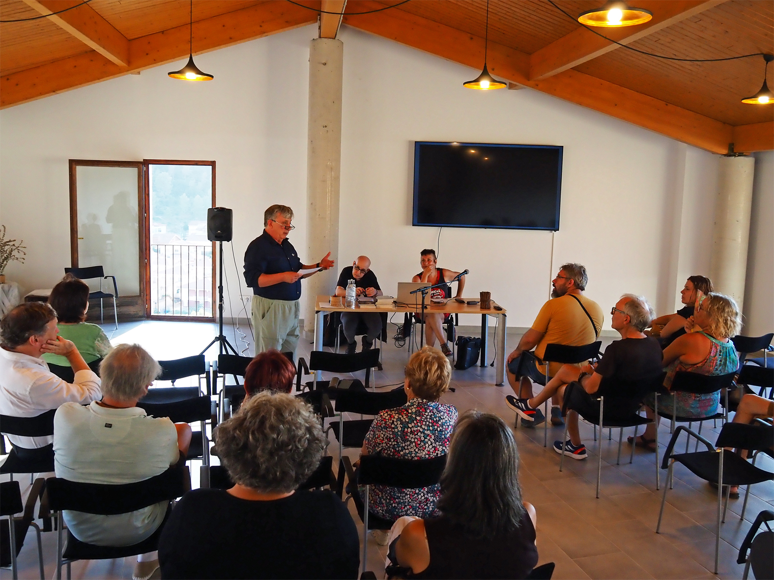 El regidor de Cultura, Albert FÃ brega, parla durant la presentaciÃ³ del llibre 'Puerta a ningÃºn sitioâ€™ dâ€™Isabel Pellejero i Eduard Musulen, a la Sala del Portal, dins del programa dâ€™actes de lâ€™Onze de Setembre.