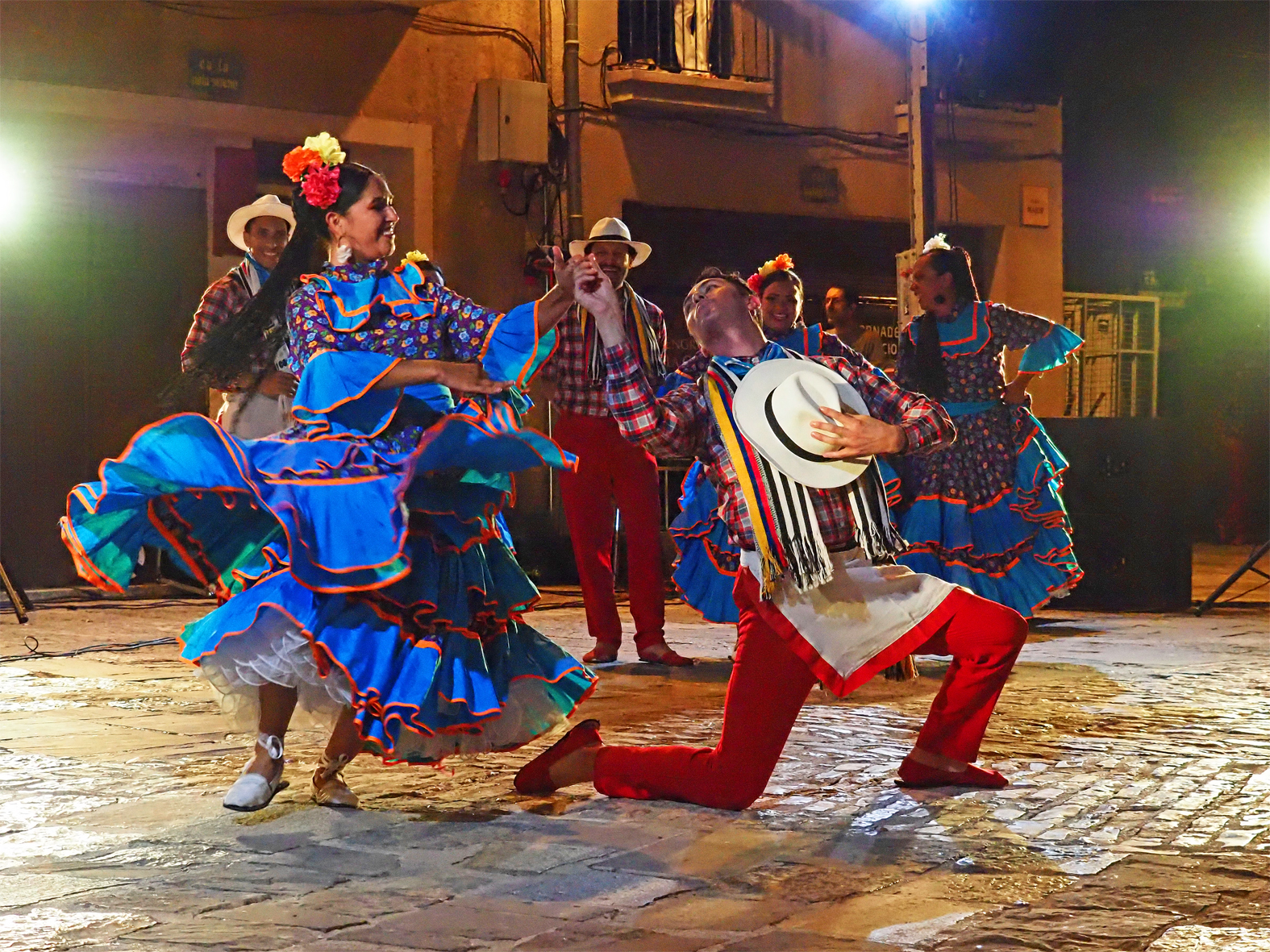 Actuació del grup colombià CreaDanza a la plaça Major del Poble Vell, dins de les Jornades Internacionals Folklòriques de Catalunya i del programa de l'Onze de Setembre a Súria.
