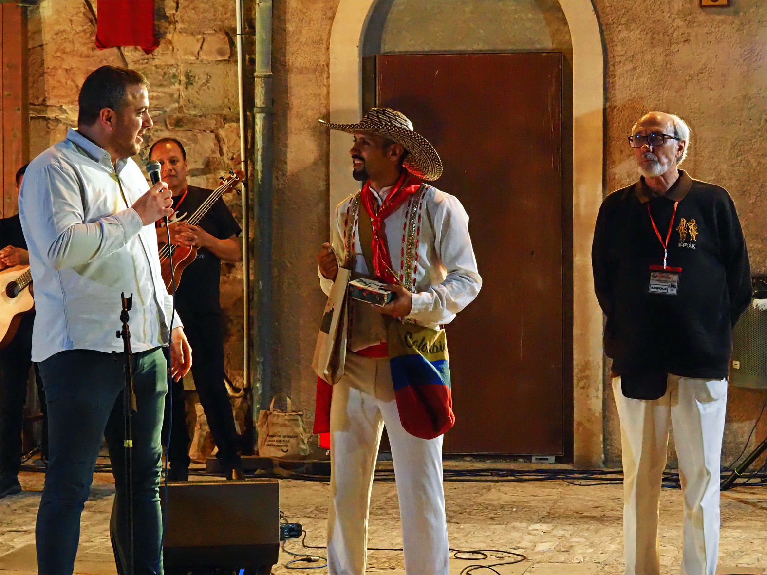 L'alcalde Albert Coberó, al costat de representants del grup colombià CreaDanza i Adifolk, a la plaça Major del Poble Vell, durant l'acte de les Jornades Internacionals Folklòriques i del programa de l'Onze de Setembre a Súria.