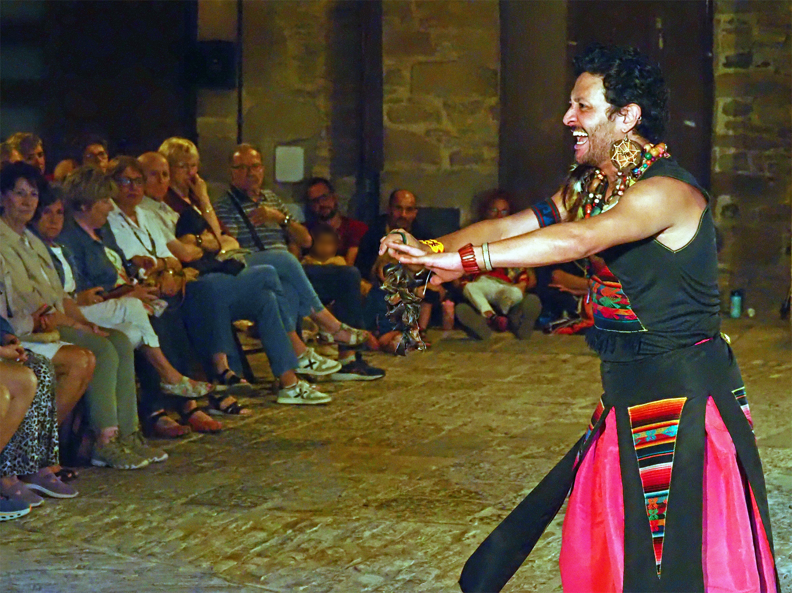 Actuació del grup colombià CreaDanza a la plaça Major del Poble Vell, dins de les Jornades Internacionals Folklòriques de Catalunya i del programa de l'Onze de Setembre a Súria.