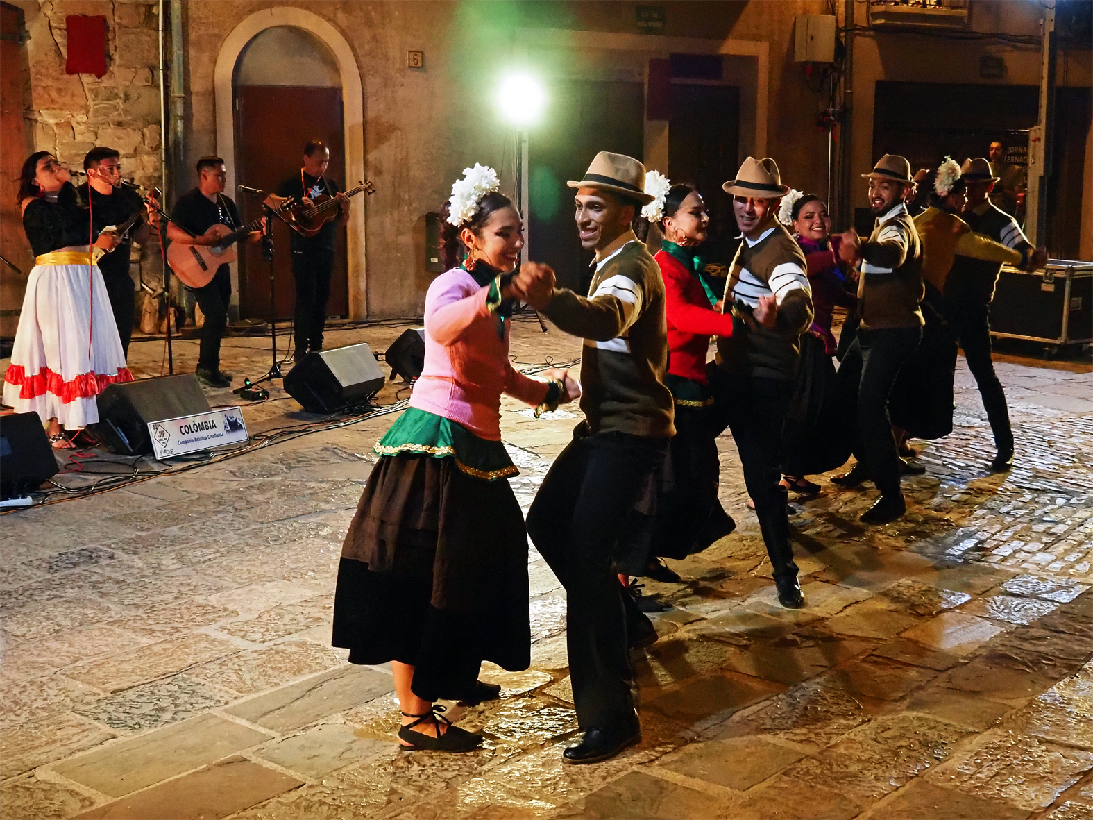 Actuació del grup colombià CreaDanza a la plaça Major del Poble Vell, dins de les Jornades Internacionals Folklòriques de Catalunya i del programa de l'Onze de Setembre a Súria.