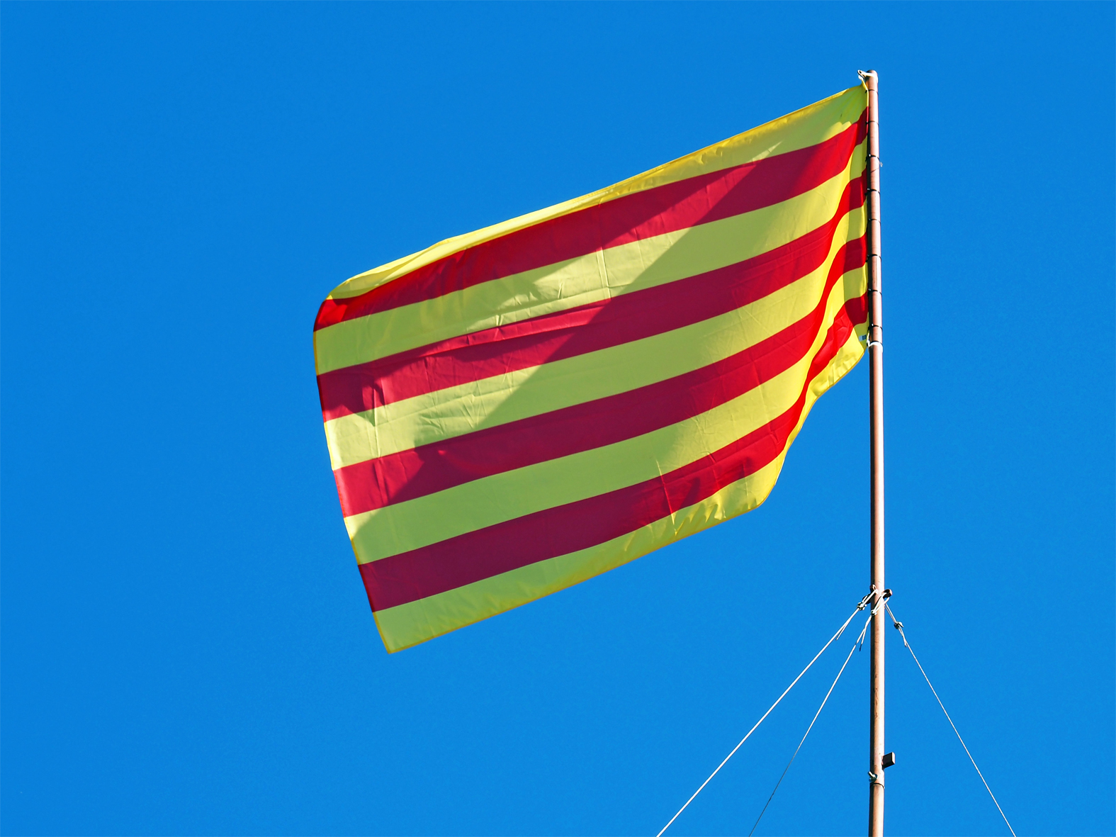 La senyera de la Torre, després de l'acte central de l'Onze de Setembre a Súria.