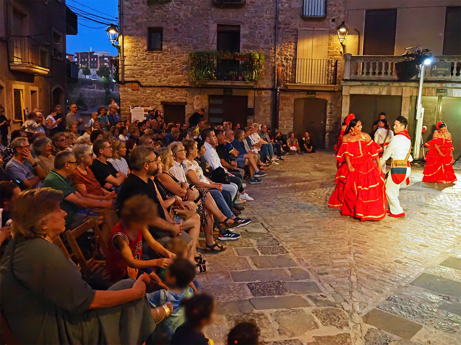 Actuació del grup colombià CreaDanza a la plaça Major del Poble Vell, dins de les Jornades Internacionals Folklòriques de Catalunya i del programa de l'Onze de Setembre a Súria.