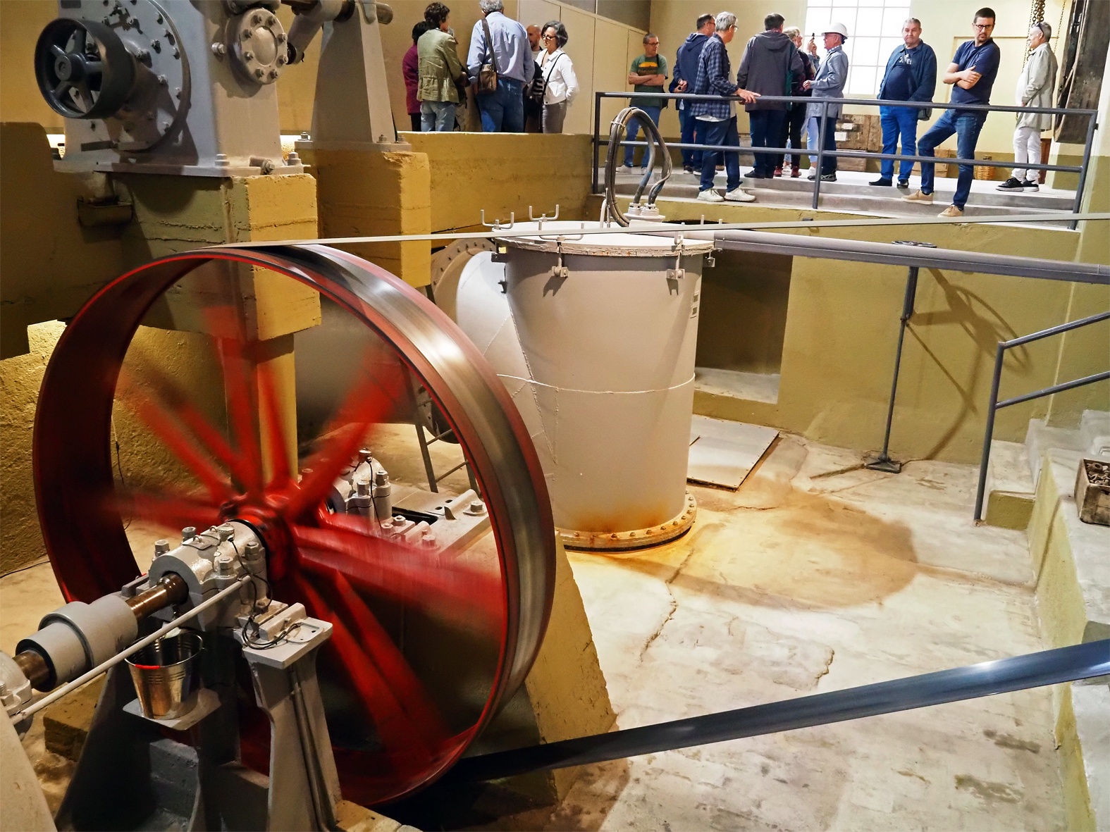Instal·lacions de la central hidroelèctrica de la Fàbrica Abadal, durant la visita inclosa en les Jornades Europees de Patrimoni 2025.