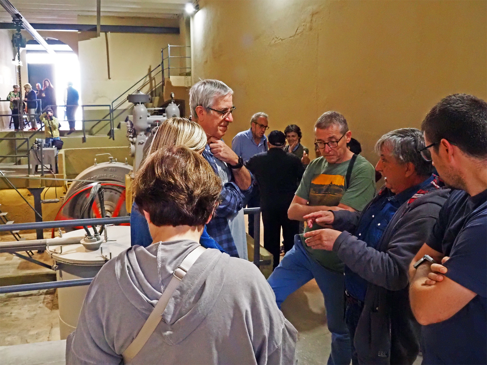 El regidor de Cultura, Albert Fàbrega, parla a persones participants en la visita a la central hidroelèctrica de la Fàbrica Abadal, dins de les Jornades Europees de Patrimoni 2025.
