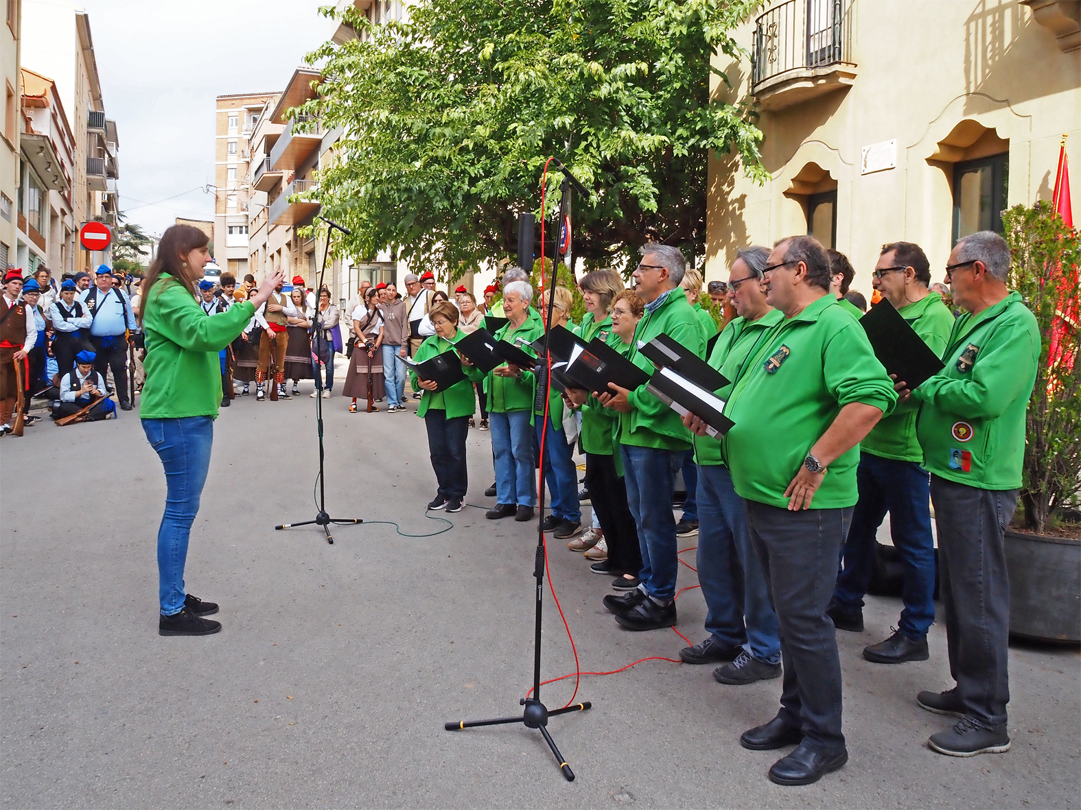 Actuació de la Societat Coral La Llanterna durant l'acte institucional de la 43a Trobada Nacional de Trabucaires a Súria, al davant de la Casa de la Vila.
