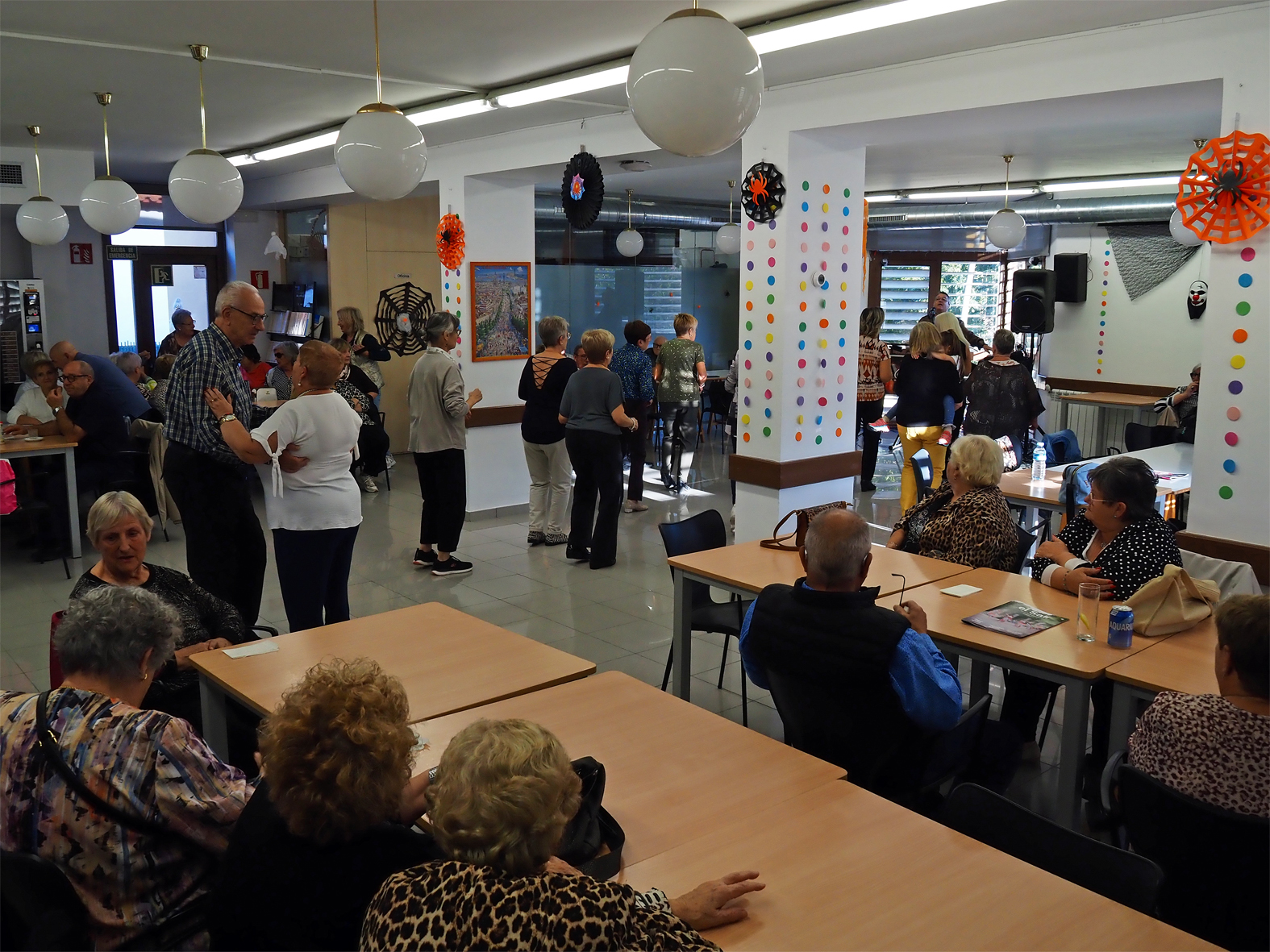 Ball de la Setmana de la Gent Gran de Súria a L'Esplai, amb la dinamització d'Anna Jofre. Ball de la Setmana de la Gent Gran de Súria a L'Esplai, amb la dinamització d'Anna Jofre.