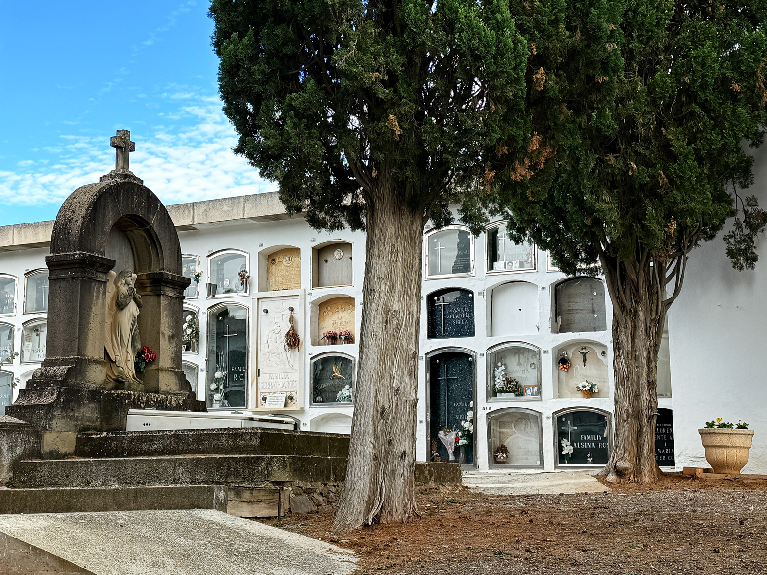 La Policia Local i la Brigada actuen per facilitar l'accés al Cementiri en motiu de la diada de Tots Sants