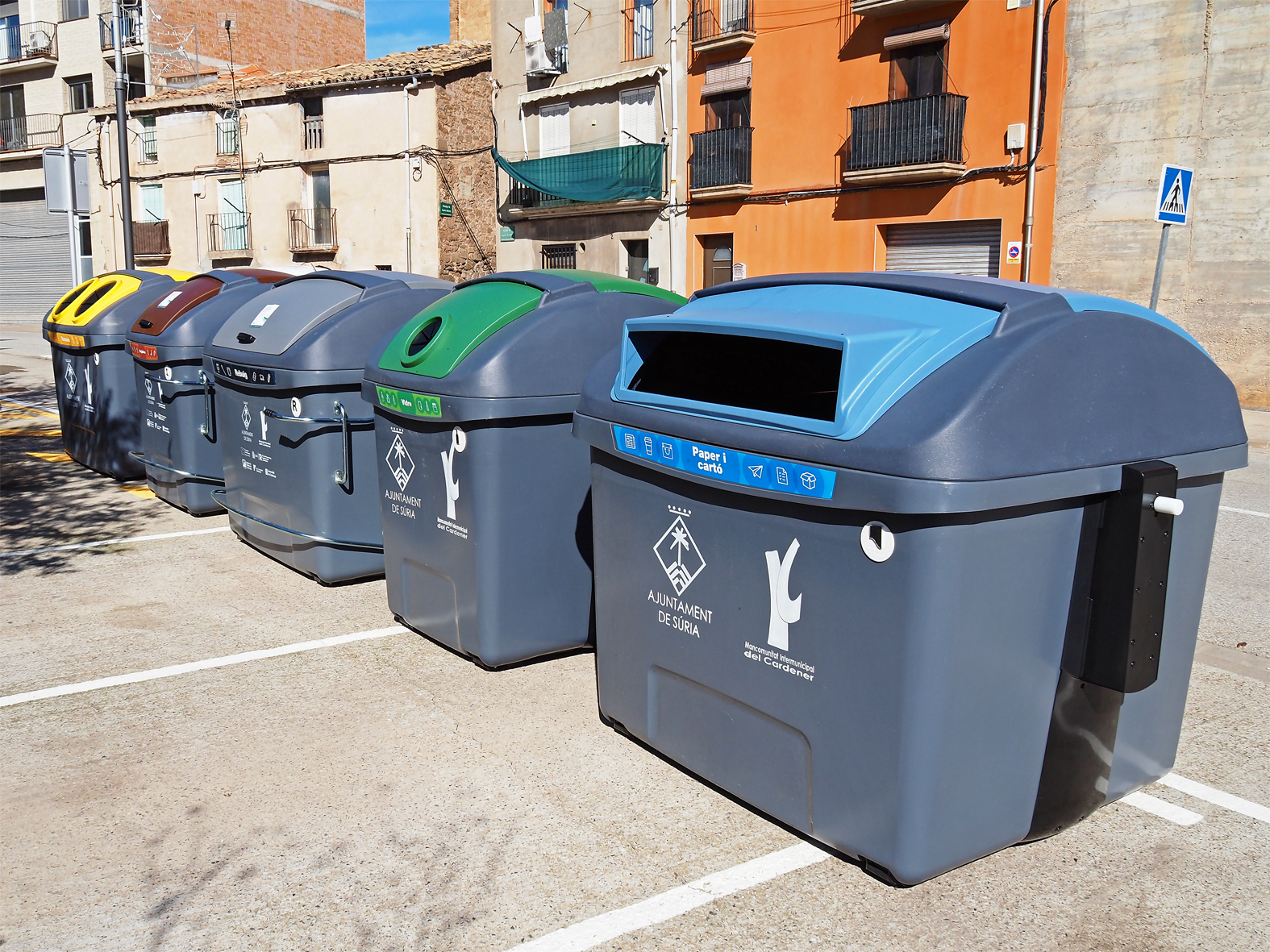 Sessions informatives i punts de repartiment de material per als nous contenidors