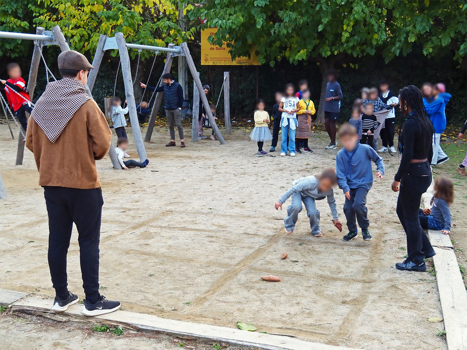 Jocs per a infants durant la celebració de la Castanyada de Súria al Parc Municipal Macary i Viader.