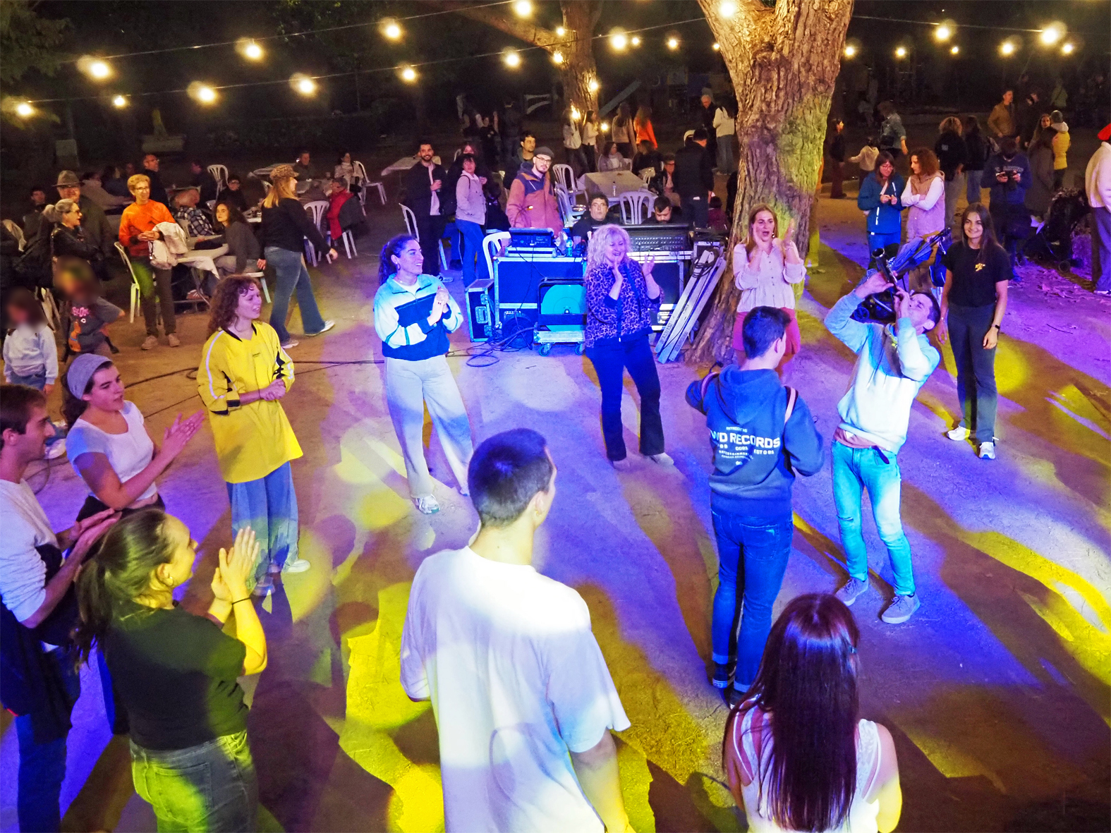 Actuació musical durant la celebració de la Castanyada de Súria al Parc Municipal Macary i Viader.