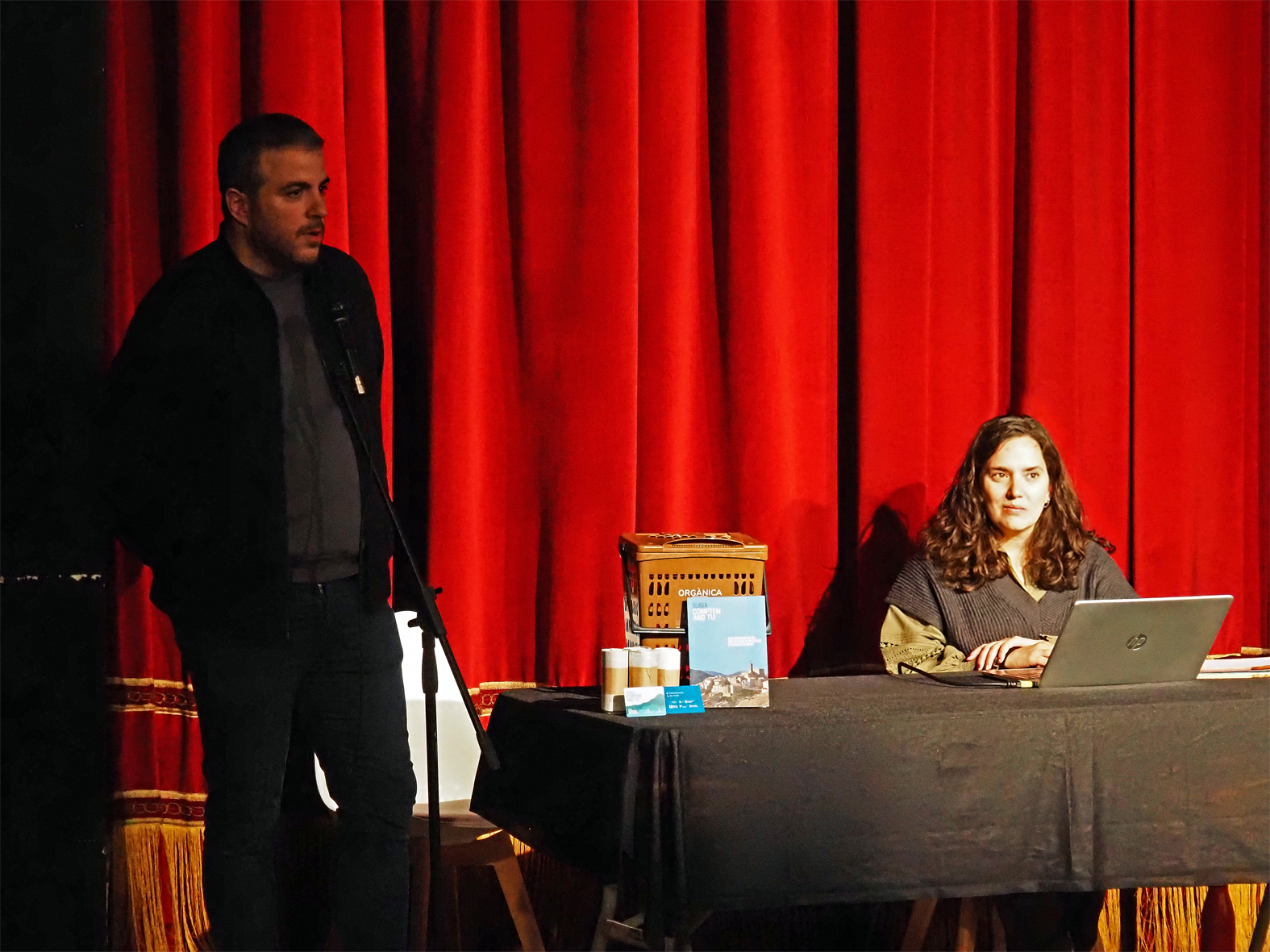 L'alcalde Albert Coberó parla durant la primera sessió informativa sobre els nous contenidors de recollida selectiva, al costat de la coordinadora de la campanya informativa, Míriam Morell, al Teatre del Foment Cultural.