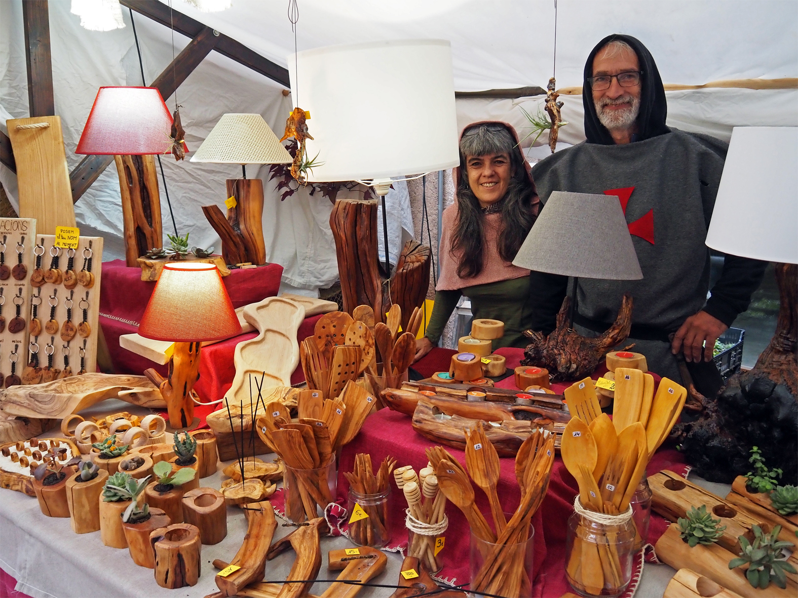 Paradistes a la plaça Major del Poble Vell, dins de la 22a Fira Medieval d'Oficis de Súria.