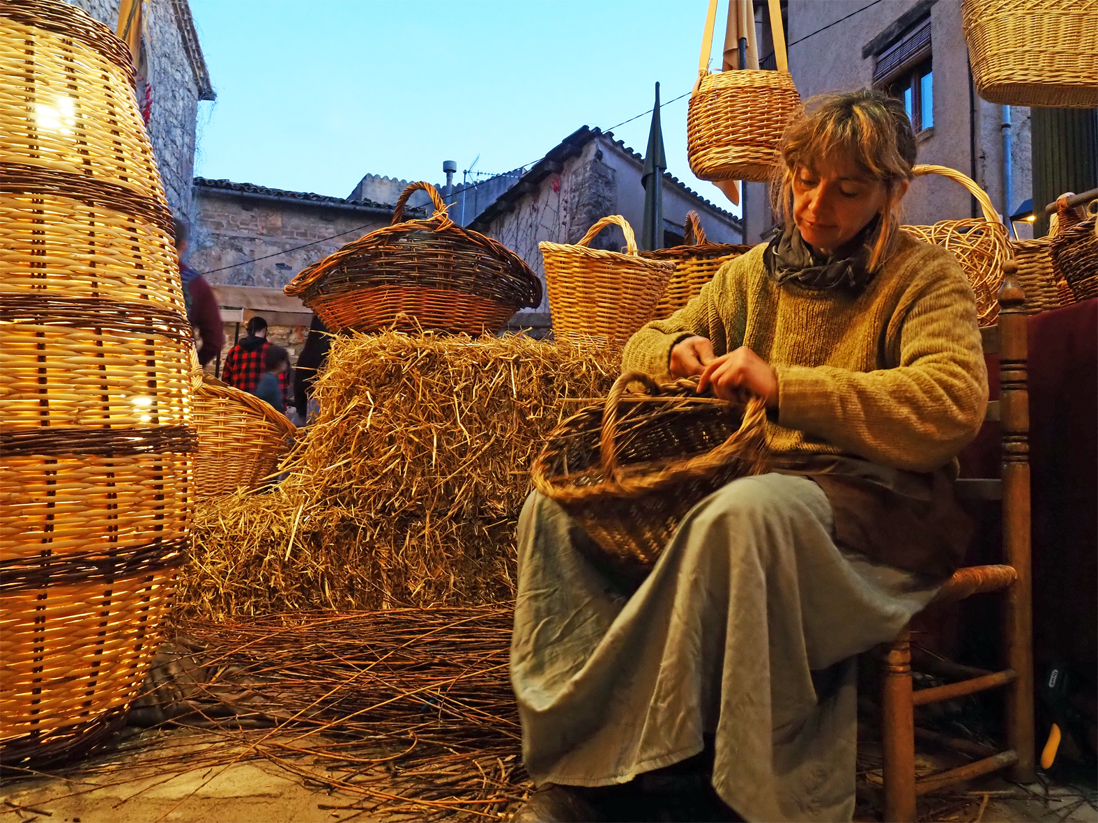 Artesana a l'entorn de l'Església del Roser, dins de la 22a Fira Medieval d'Oficis de Súria.
