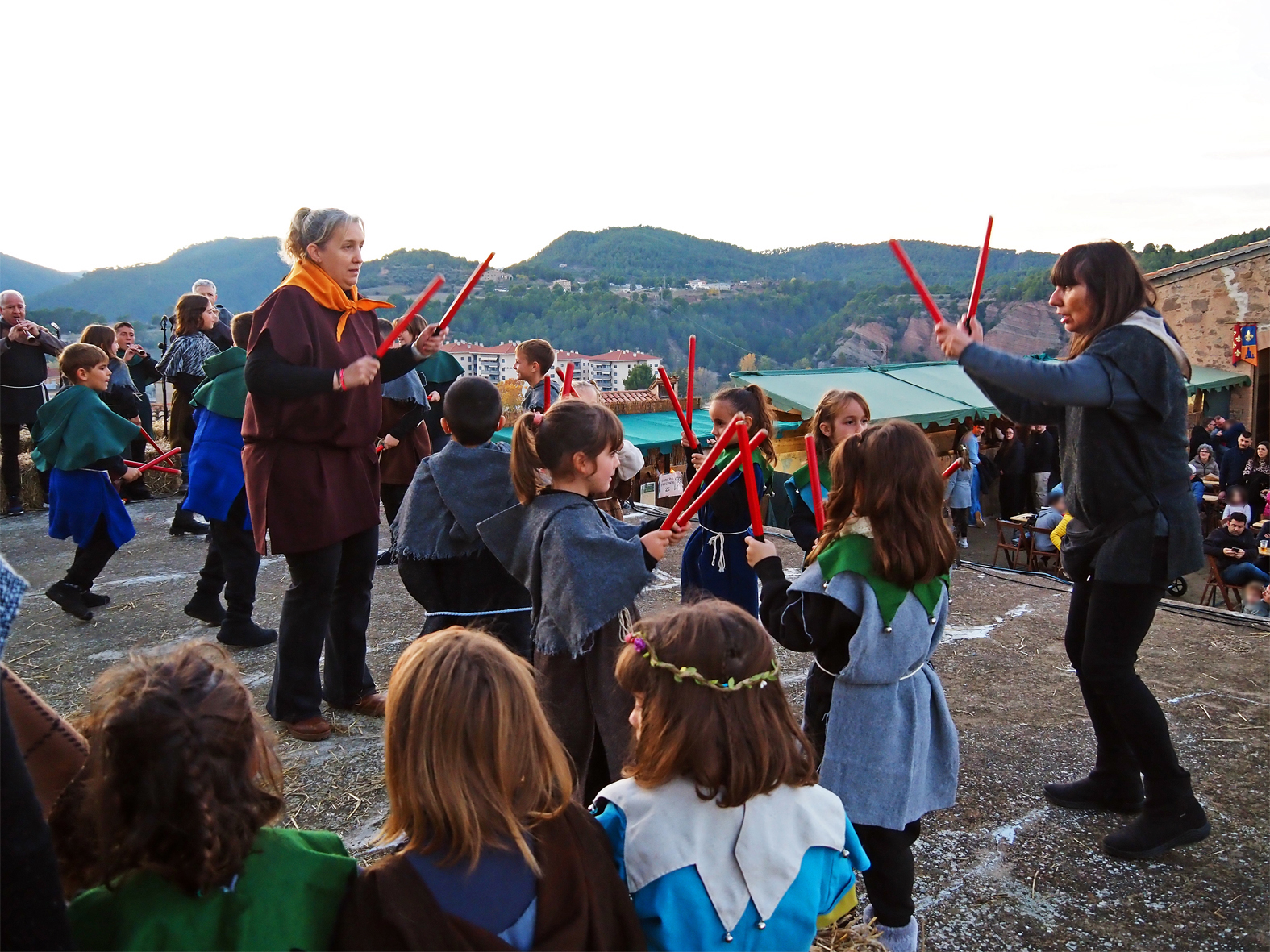 Actuació dels Bastoners de Súria a l'espai escènic de l'Era del Castell, dins de la 22a Fira Medieval d'Oficis de Súria.