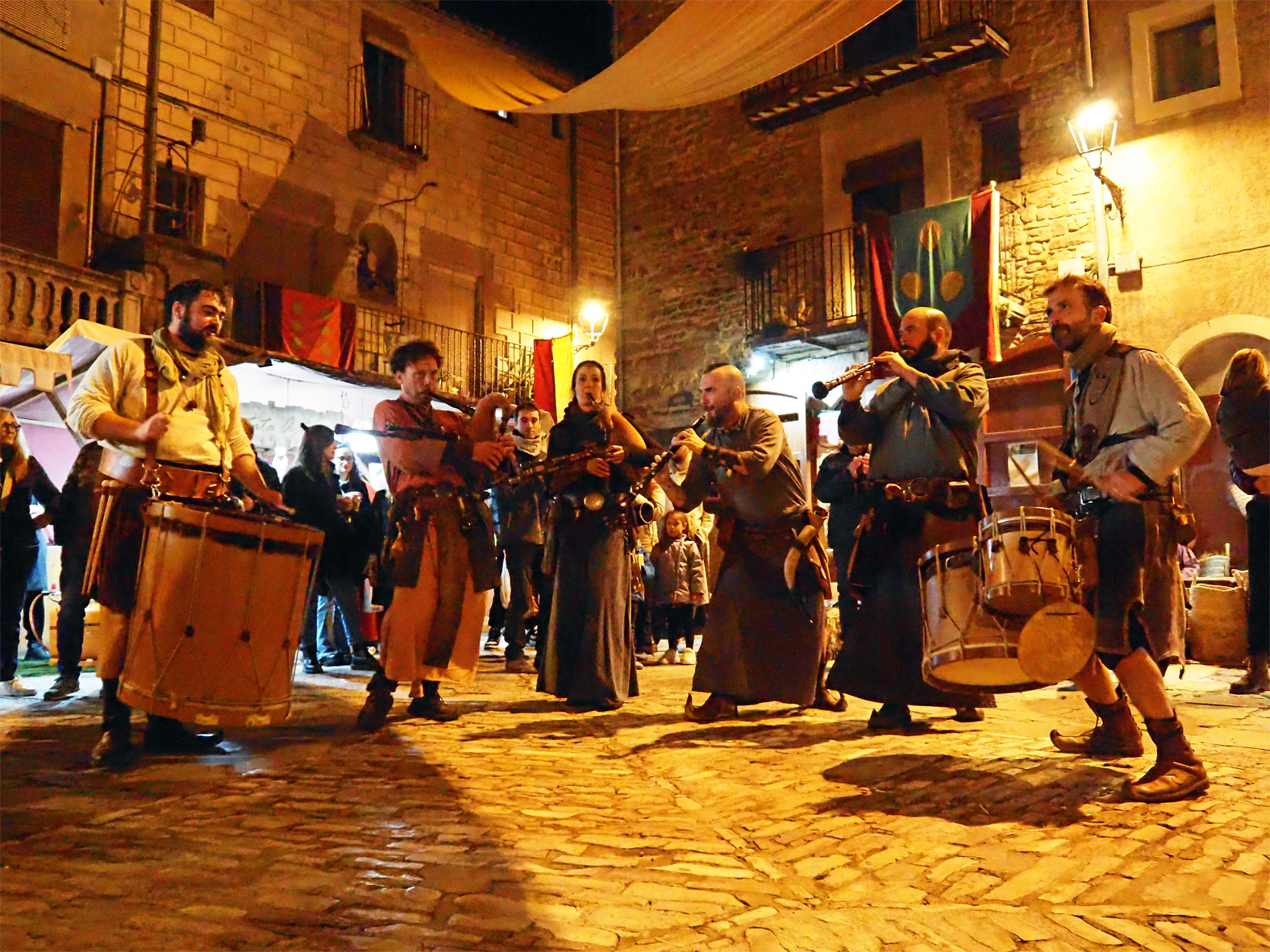 Actuació de Berros de la Cort a la plaça Major del Poble Vell, dins de la 22a Fira Medieval d'Oficis de Súria.