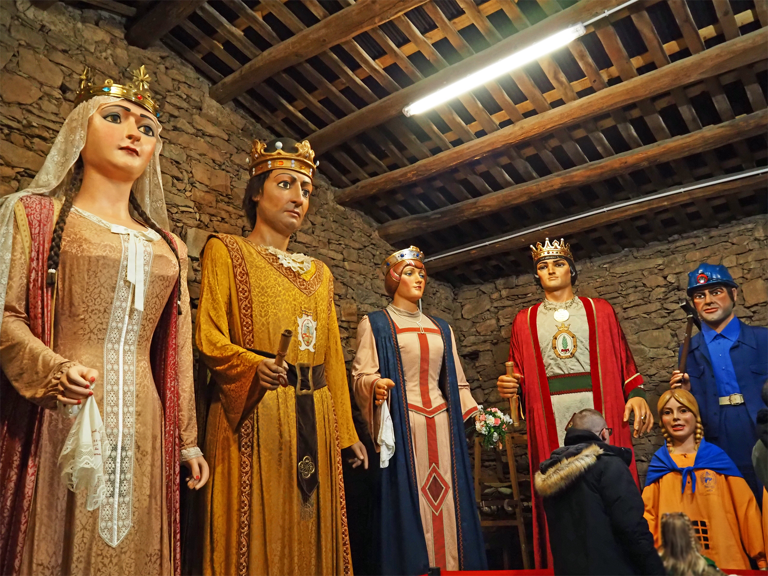 Gegants i gegantes de la vila a l'antiga ferreria de l'Era del Castell, dins de la 22a Fira Medieval d'Oficis de Súria.